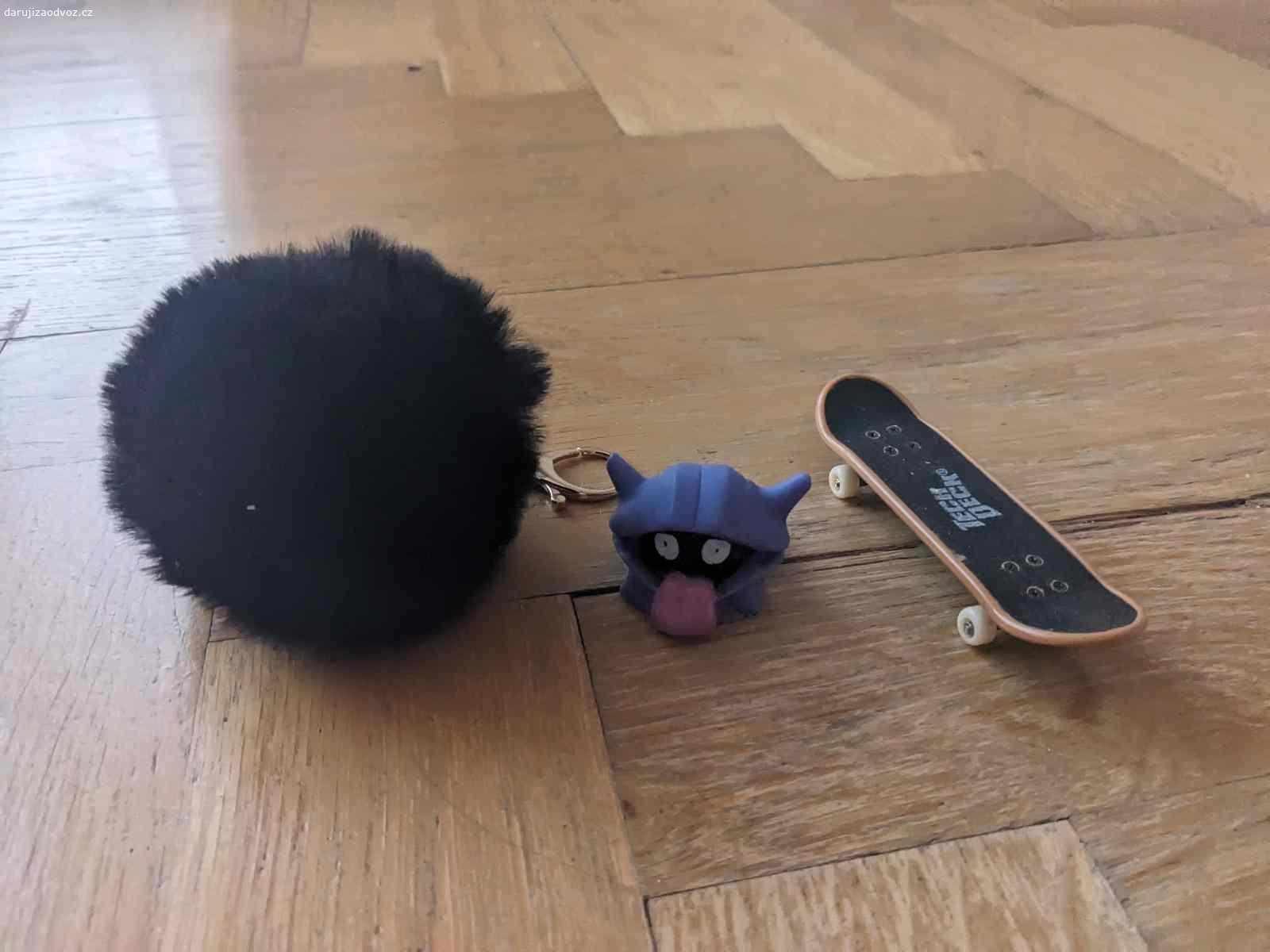 malé hračky a tyčinky. řemeslné tyčinky, 2 plastický zvířata, 1 plastické pokemon, 1 techdeck, 1 klíčenka