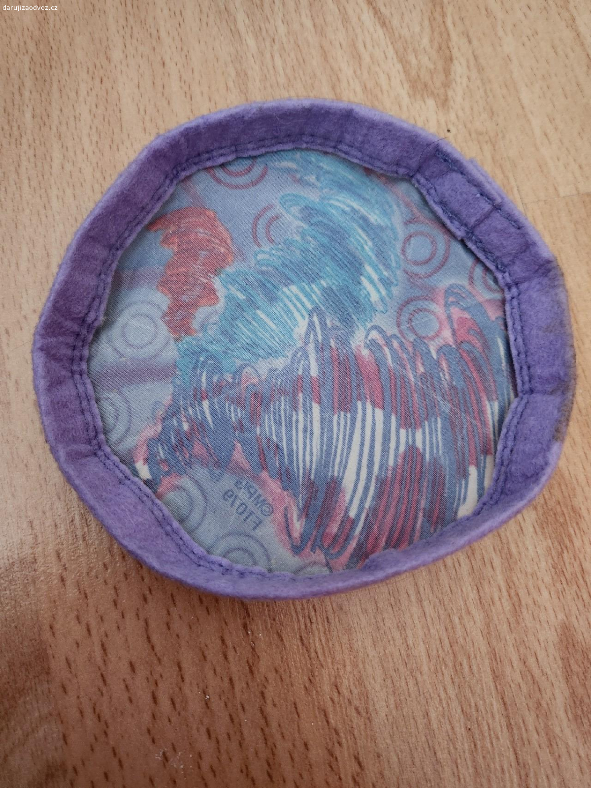 Malé látkové frisbee. Průměr cca 10cm