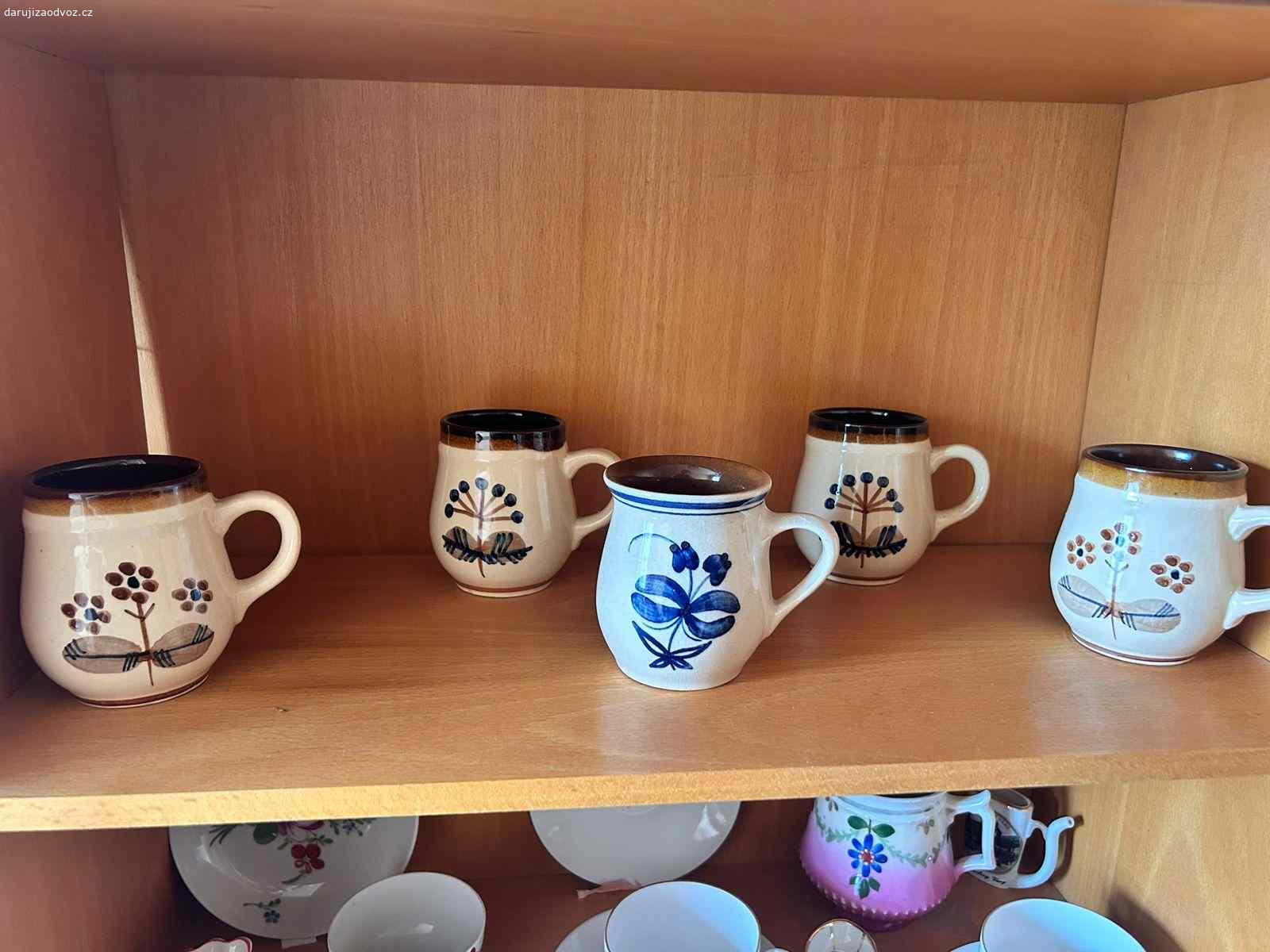 Malované hrníčky. Daruji za odvoz malované keramické hrnečky, pěkný stav.