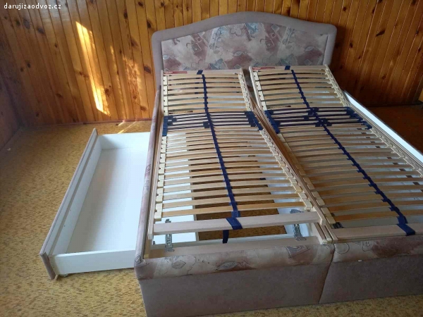 Manželská postel čalounena. Daruji za odvoz manželskou postel,bez roštu.210×170 cm. Kvalitní,s úložným prostorem.
Rošty možno dokoupit.