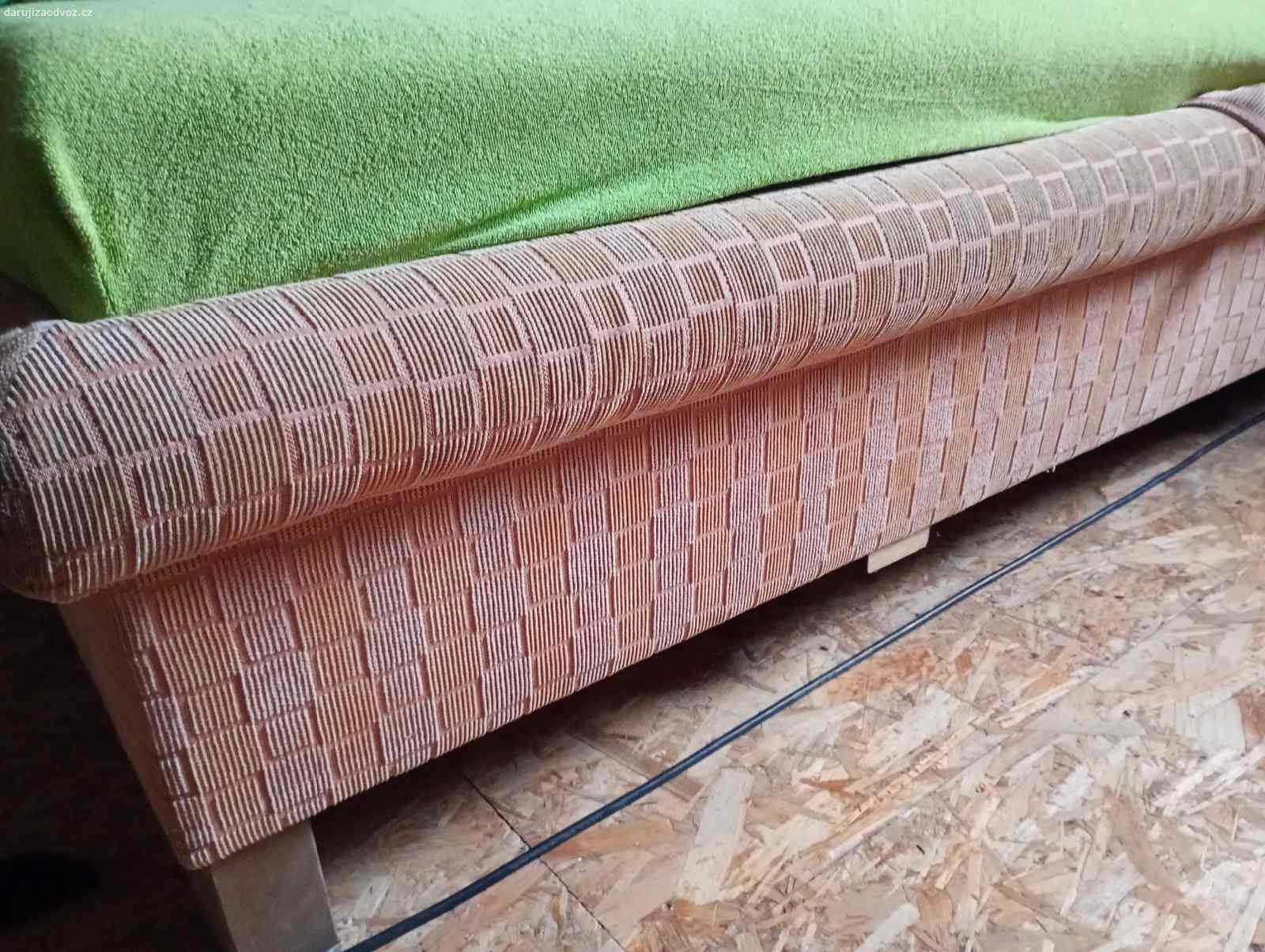 Manželská postel zdarma. Lze dát i jako dvě samostatné postele, látka v pořádku, barva oranžová, odvoz nutný do 7.12.