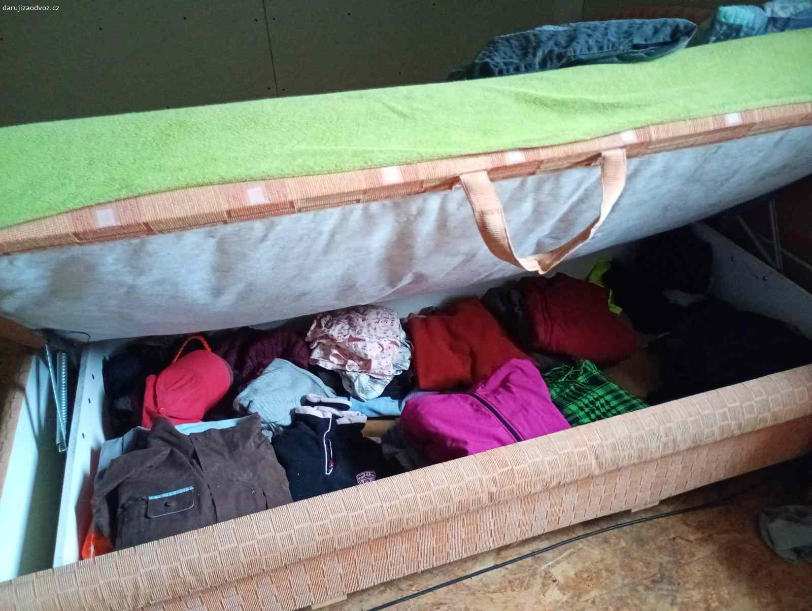 Manželská postel zdarma. Lze dát i jako dvě samostatné postele, látka v pořádku, barva oranžová, odvoz nutný do 7.12.