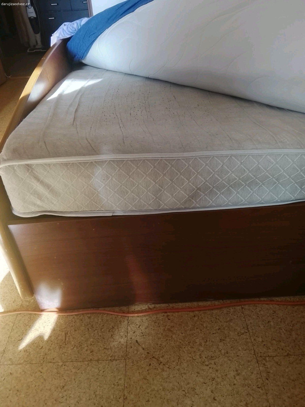 manželská postel. daruji za odvoz manželskou postel i s matrací a 2 noční stolky k tomu.odvoz si musíte zajistit,je to v Jablonci nad Nisou.Spěchá to, nejdéle do pátka 10.4.26