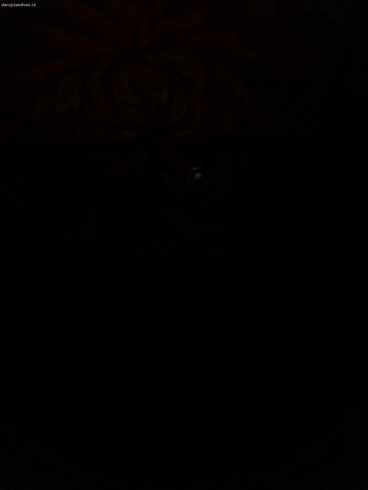 Manželské postele. Oddělené manželské postele, rozměr každé 105x225 cm, 50 cm výška bez matrace, zakázkové, montované, spodní část čalouněná. Úložné prostory.