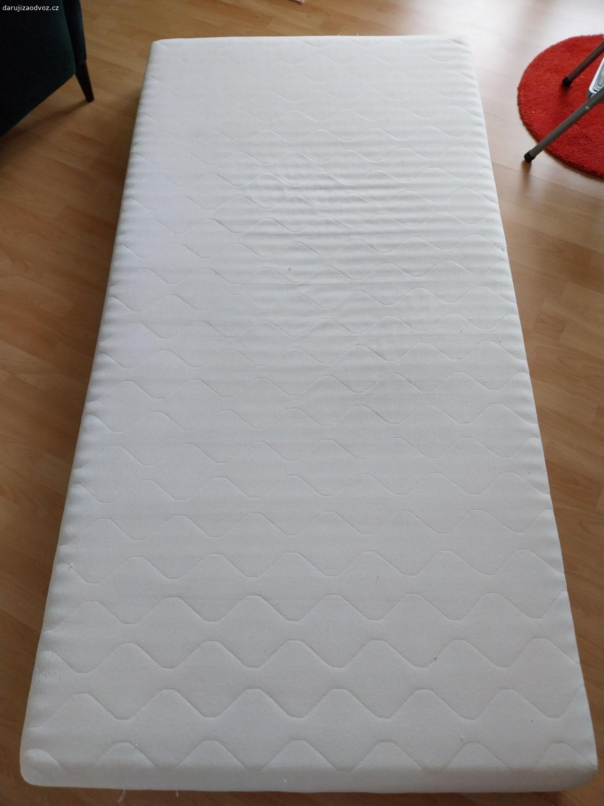Matrace 100x200 cm. Daruji matraci použita, mírně prolezena, třeba ještě někdo využije pro pejska apod.