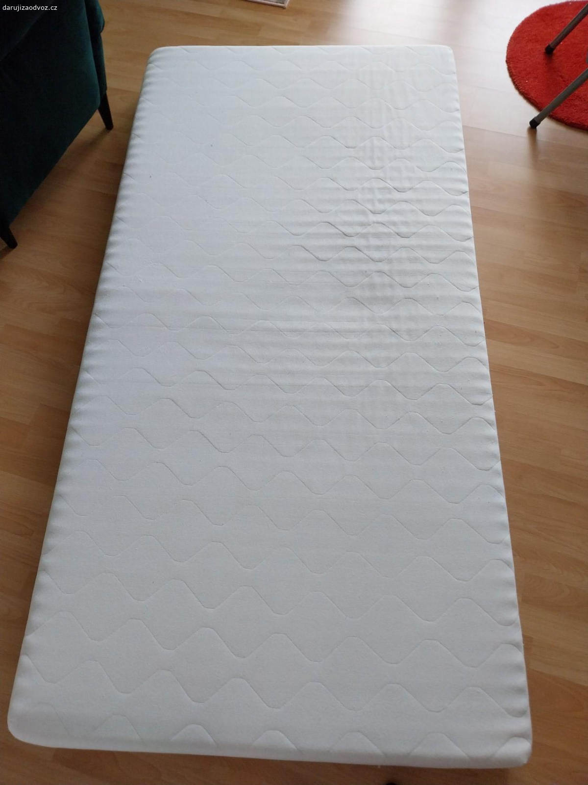 Matrace 100x200 cm. Daruji matraci použita, mírně prolezena, třeba ještě někdo využije pro pejska apod.