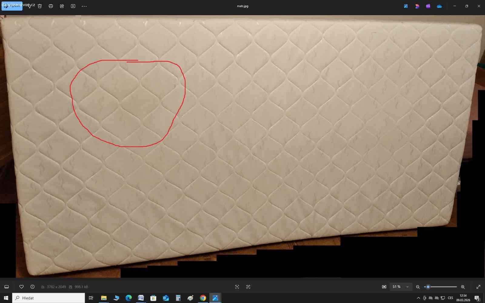 Matrace 100x200. Daruji matraci za odvoz
rozměry 100x200x15
Mně smrdí, některým lidem nesmrdí. 
Má někde fleky/flíčky, občas je vytáhnutá niť viz fotky.
Myslím že je i špinavá, nevím na kolik %. Zase ne úplně, ale občas jsem si na ni lehla neumytá z práce s hlínou.
Používaná několik měsíců, kupovaná před třemi lety.
Je proležená nebo aspoň mě to tak příjde a myslím že fakt je.
Materiál studená pěna.