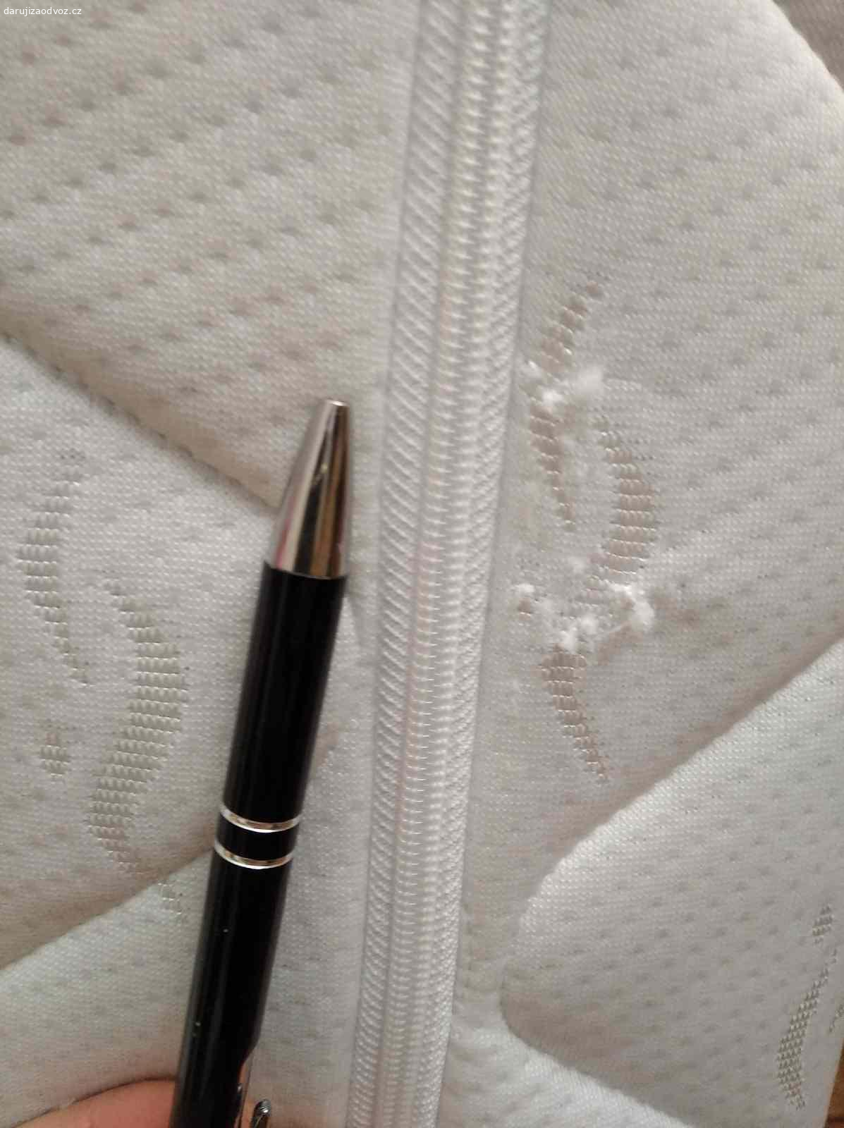 Matrace 100x200. Daruji matraci za odvoz
rozměry 100x200x15
Mně smrdí, některým lidem nesmrdí. 
Má někde fleky/flíčky, občas je vytáhnutá niť viz fotky.
Myslím že je i špinavá, nevím na kolik %. Zase ne úplně, ale občas jsem si na ni lehla neumytá z práce s hlínou.
Používaná několik měsíců, kupovaná před třemi lety.
Je proležená nebo aspoň mě to tak příjde a myslím že fakt je.
Materiál studená pěna.