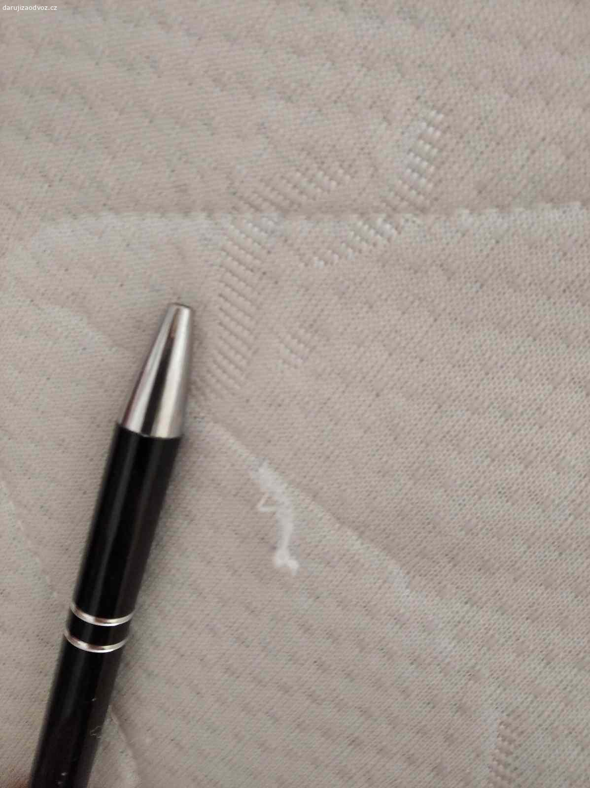 Matrace 100x200. Daruji matraci za odvoz
rozměry 100x200x15
Mně smrdí, některým lidem nesmrdí. 
Má někde fleky/flíčky, občas je vytáhnutá niť viz fotky.
Myslím že je i špinavá, nevím na kolik %. Zase ne úplně, ale občas jsem si na ni lehla neumytá z práce s hlínou.
Používaná několik měsíců, kupovaná před třemi lety.
Je proležená nebo aspoň mě to tak příjde a myslím že fakt je.
Materiál studená pěna.