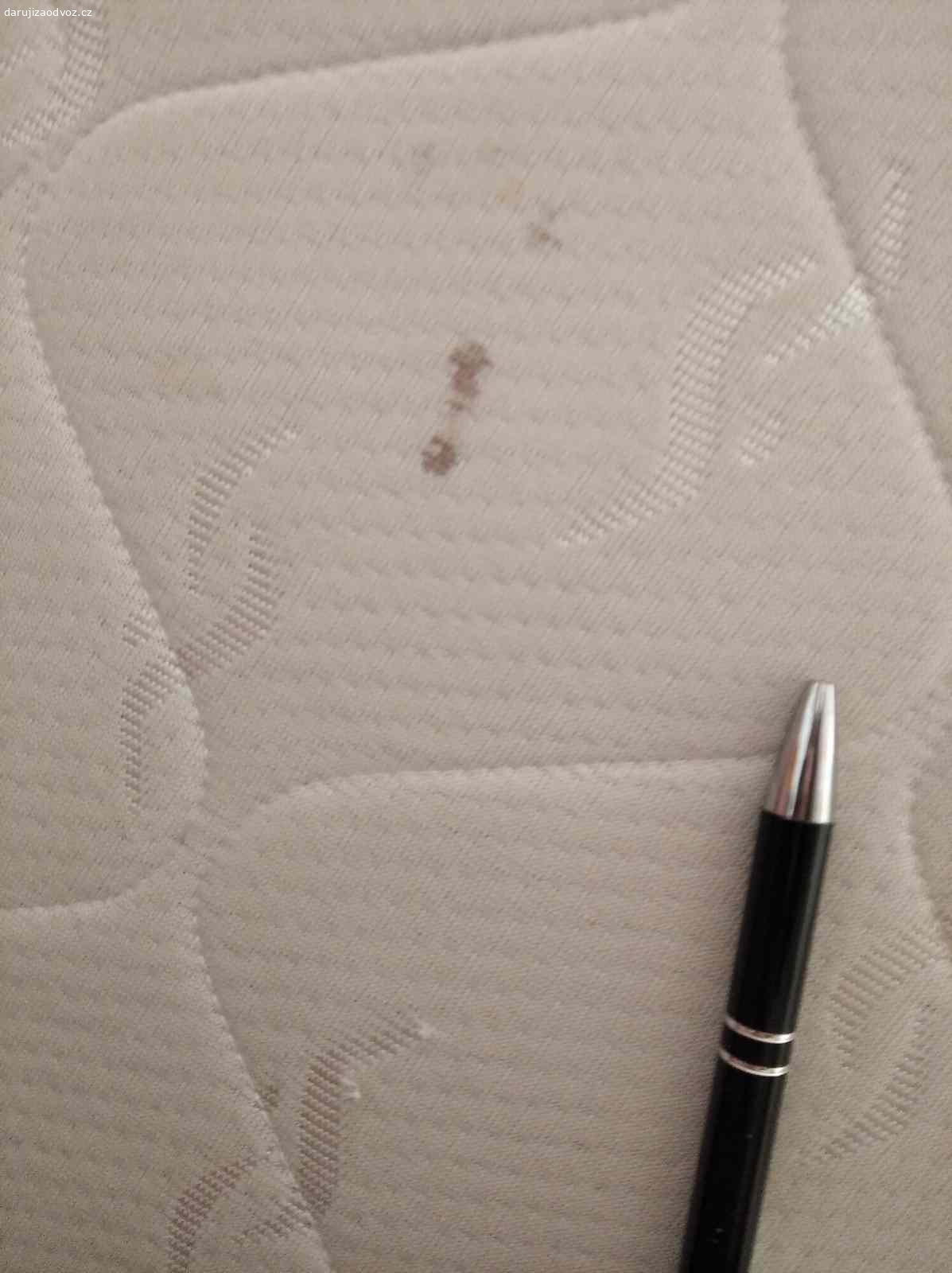 Matrace 100x200. Daruji matraci za odvoz
rozměry 100x200x15
Mně smrdí, některým lidem nesmrdí. 
Má někde fleky/flíčky, občas je vytáhnutá niť viz fotky.
Myslím že je i špinavá, nevím na kolik %. Zase ne úplně, ale občas jsem si na ni lehla neumytá z práce s hlínou.
Používaná několik měsíců, kupovaná před třemi lety.
Je proležená nebo aspoň mě to tak příjde a myslím že fakt je.
Materiál studená pěna.