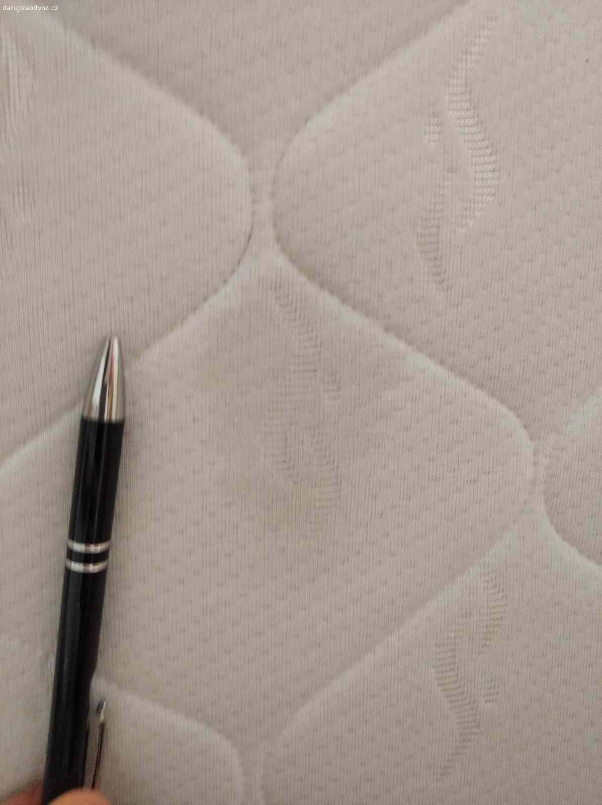 Matrace 100x200. Daruji matraci za odvoz
rozměry 100x200x15
Mně smrdí, některým lidem nesmrdí. 
Má někde fleky/flíčky, občas je vytáhnutá niť viz fotky.
Myslím že je i špinavá, nevím na kolik %. Zase ne úplně, ale občas jsem si na ni lehla neumytá z práce s hlínou.
Používaná několik měsíců, kupovaná před třemi lety.
Je proležená nebo aspoň mě to tak příjde a myslím že fakt je.
Materiál studená pěna.