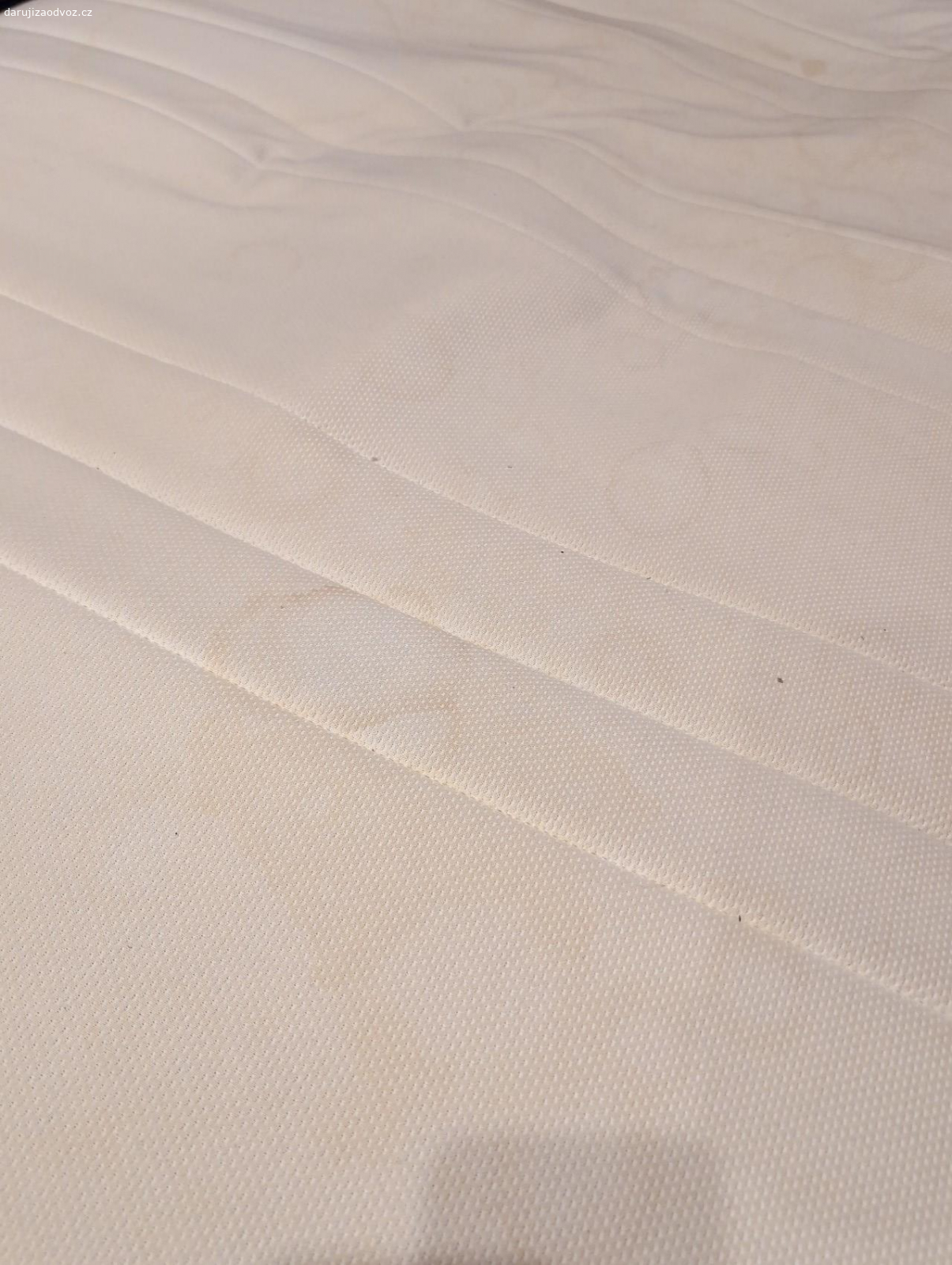 matrace 140× 200. Praha Suchdol, je super pohodlna, jen měníme za větší. Je klasicky flekata po delším používání, byla by potřeba vyčistit. není nikde prolezela, pěnová.