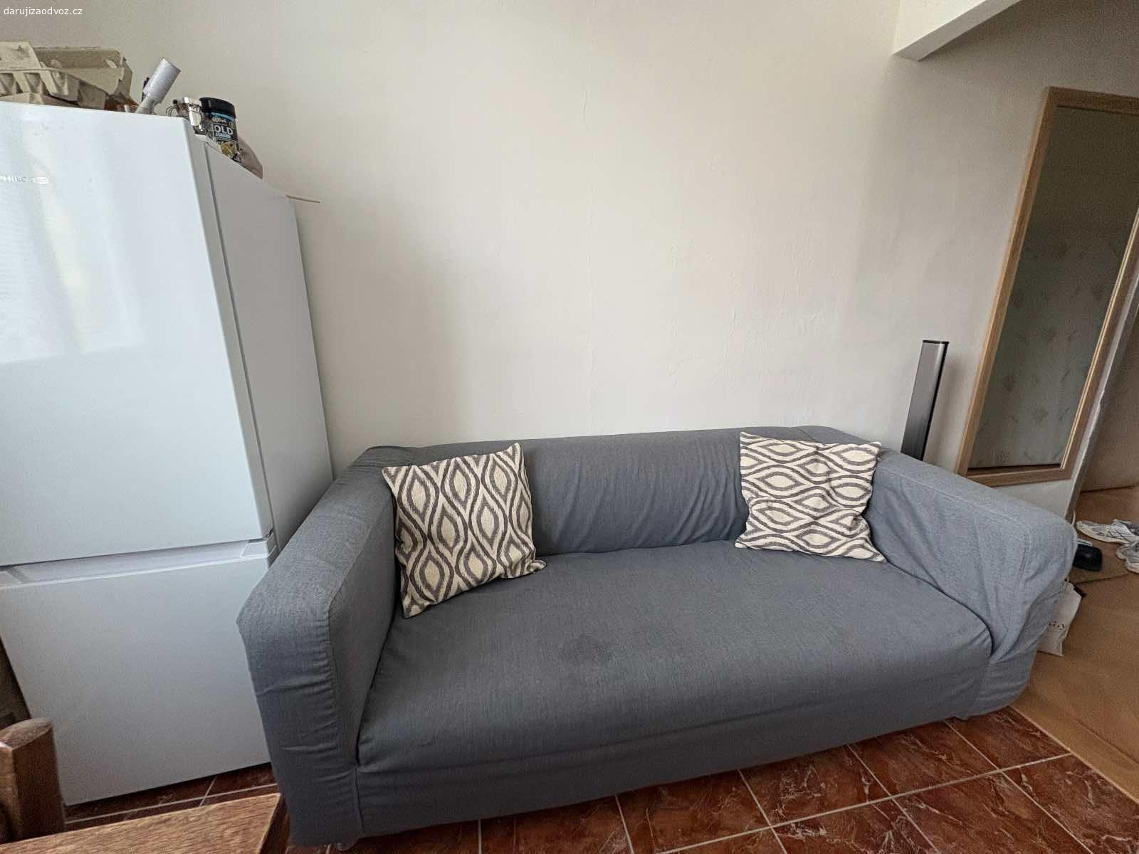 MATRACE 160x200 + pohovka KLIPPAN (pouze spolu). •	Vysoká pěnová matrace CAROLINA WILSONDO 160×200 cm, používaná cca 1 rok.

•	Pohovka IKEA KLIPPAN sofa s potahem (jde bez problémů vyprat), cca 2 roky stará. Jedna nožka odpadává, ale dá se snadno nasadit zpět a pohovka pak stojí bez problémů.