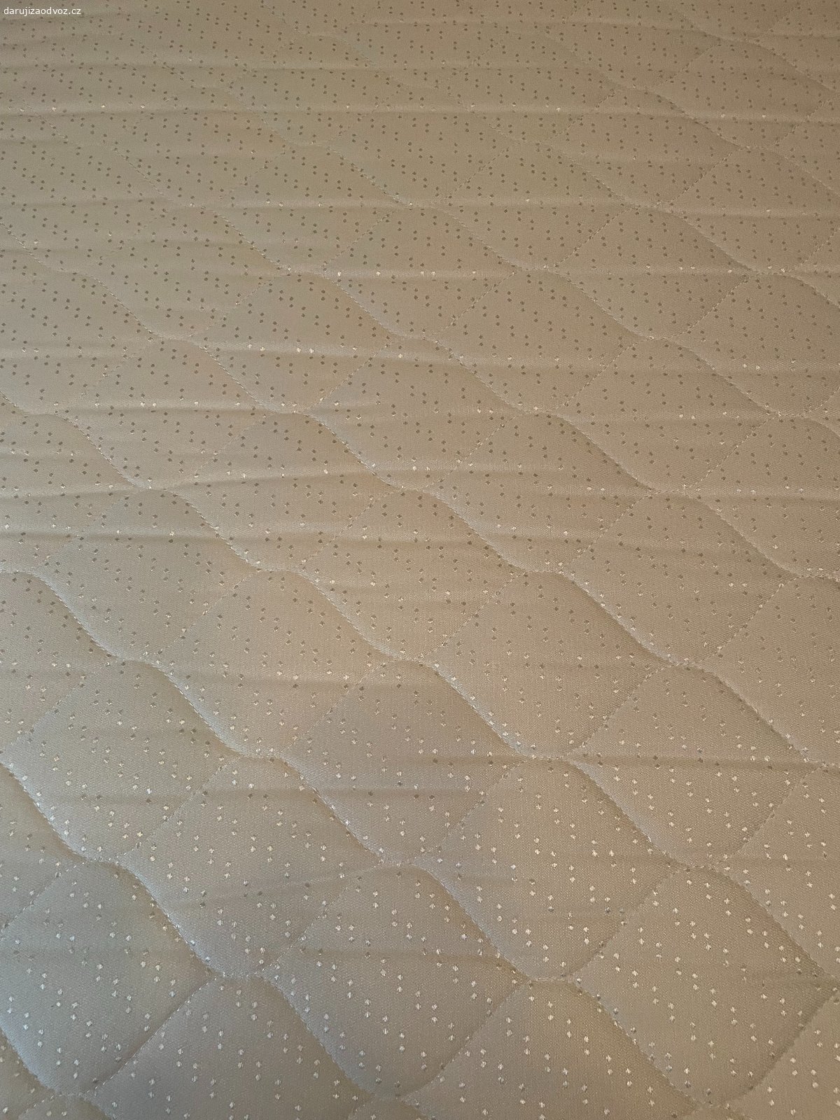 Matrace 180x200cm. Matrace ve velikosti 180 x200 cm a výška 13 cm ,  středně tuhá / možná měkčí , používaná max 3 roky , ve výborném stavu bez fleků a opotřebení . K tomu přidám přídavnou matraci Dormeo silver o výšce 5 cm, potah je nutný vyprat ve velké pračce / např. veřejná prádelna - lze bez problémů potah sundat a zase natáhnout. Vzhledem k používání přídavné matrace je velká matrace bez poškození. Přenechám za odvoz a třeba za láhev Bohemia sektu Demi sec :-)))) Ústí nad Labem