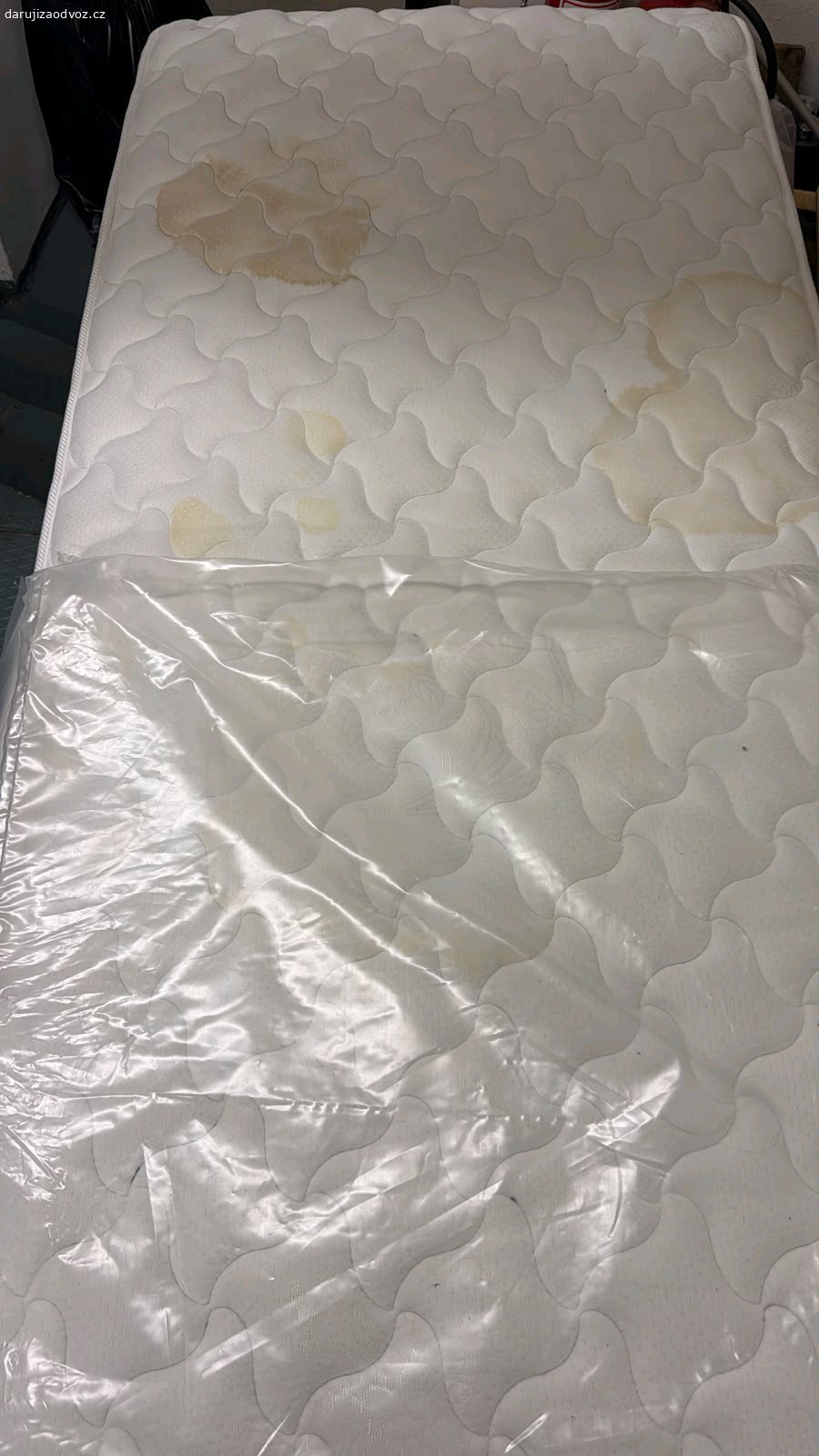 matrace 2 kusy. Matrace 90x200x20cm. Jsou na nich i fleky. Potah není možné sundat zipem.
volejte v pracovní době