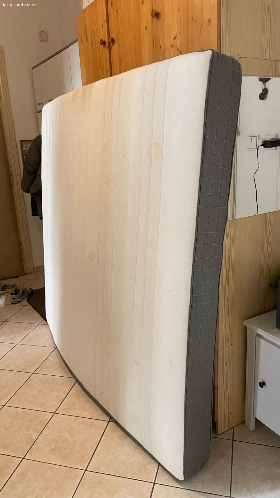 Matrace 200×180- daruji za odvoz. Daruji matraci o rozměrech 200×180 cm.
Je v poměrně dobrém stavu, pohodlná na spaní. Má však viditelné skvrny (viz foto)

Vhodná například na chatu, do pronájmu nebo jako dočasné řešení.
Pouze osobní odběr