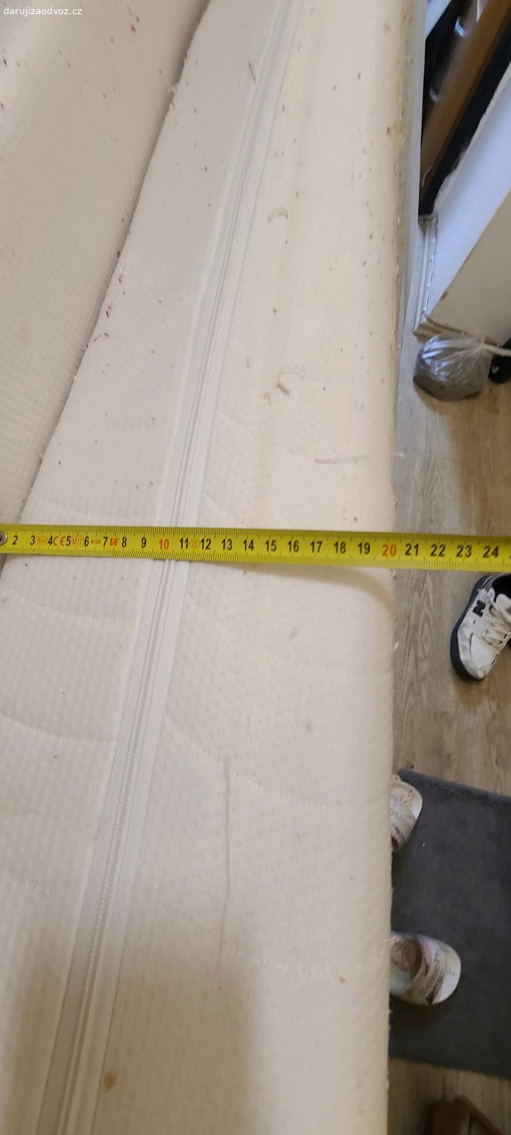 matrace 200x90x20cm  5let starý. dneska měněný ...než je vyhodim tak to sem dám na 3 dny .
na dotazy odpovídám ihned.