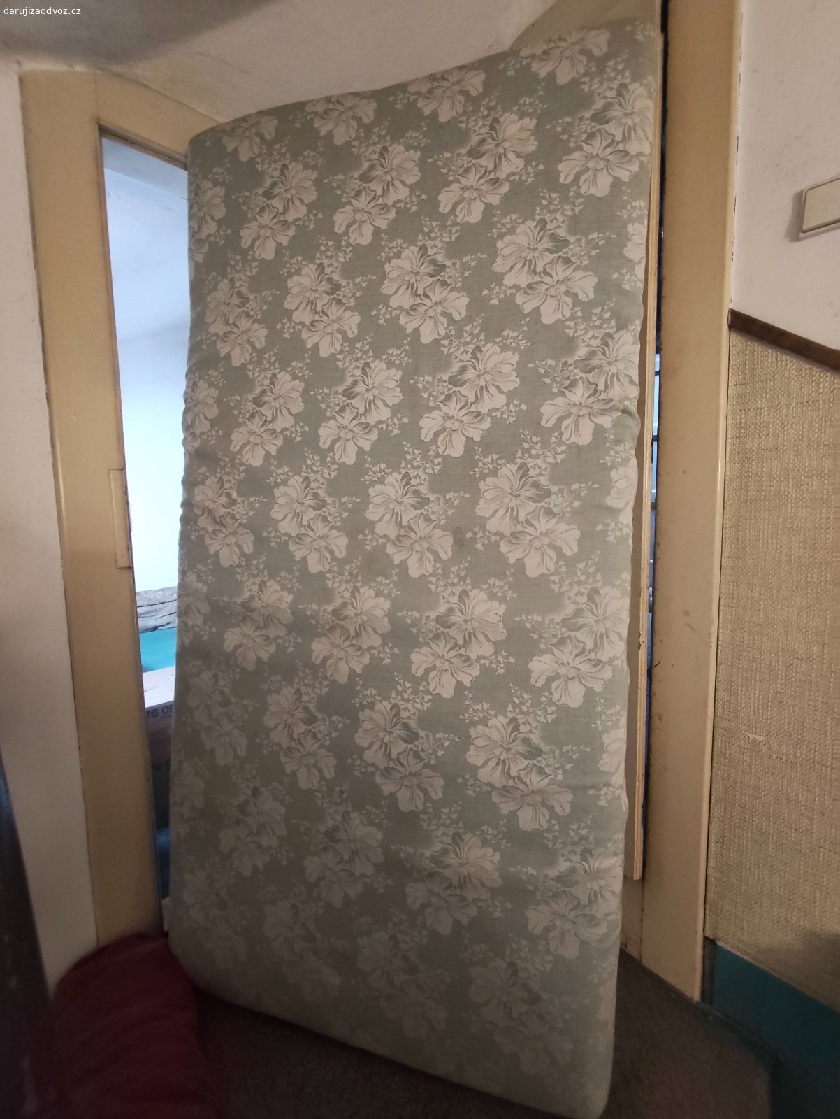 Matrace 210x90 cm (použitá). Daruji za odvoz starší matraci 210x90 (x13).

Matrace je ve velmi dobrém stavu, ležela x let na půdě - tedy je zaprášená a má pár flíčků, jinak jí vůbec nic neni.

K Vyzvednutí pouze na adrese. Děkuji