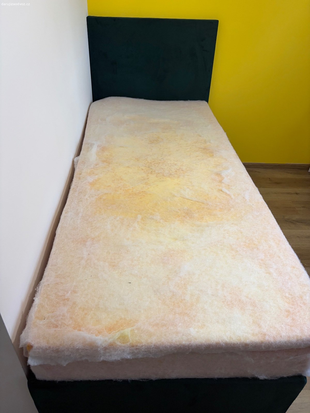 Matrace 90×200 + chránič matrace. Daruji za odvoz matraci 90 × 200 cm včetně chrániče matrace.

Matrace je z pěny. Potah byl sundán, zůstalo pouze vnitřní jádro s ochrannou vrstvou (viz fotografie). Chránič matrace je součástí.