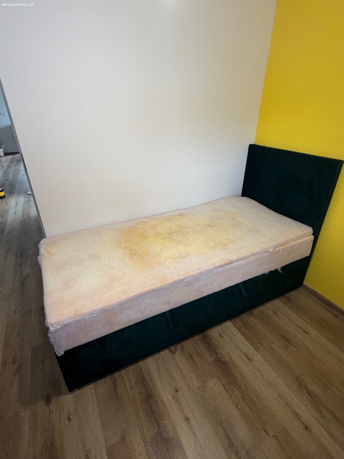 Matrace 90×200 + chránič matrace. Daruji za odvoz matraci 90 × 200 cm včetně chrániče matrace.

Matrace je z pěny. Potah byl sundán, zůstalo pouze vnitřní jádro s ochrannou vrstvou (viz fotografie). Chránič matrace je součástí.