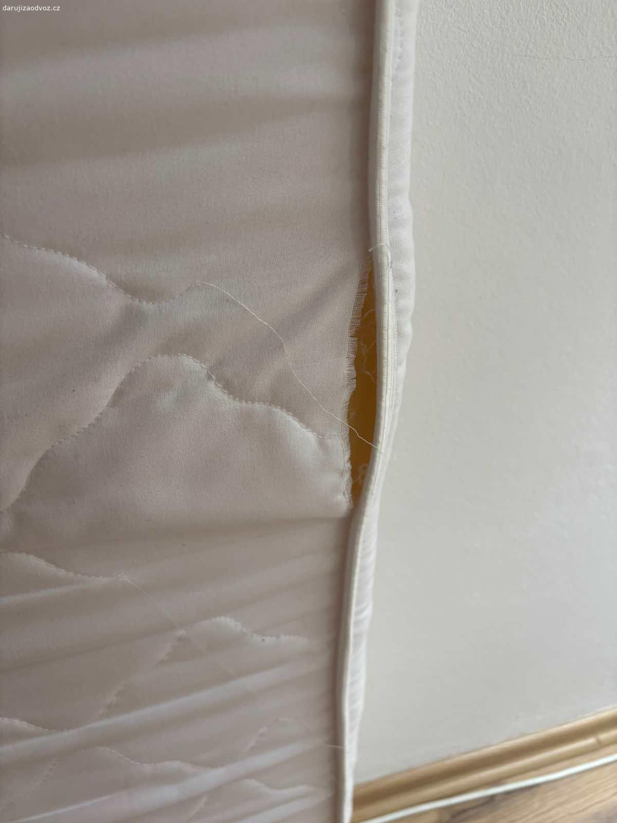 Matrace 90x200. Daruji starou matraci za odvoz. V jednom místě díra.