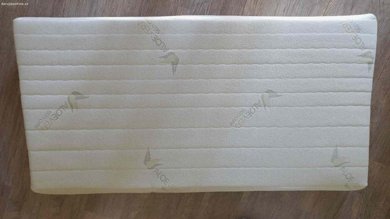 Matrace cca 120x60. Ušitá z velké. Treba na valeni v pokojicku nebo pro pejska super. 2 ks k dispozici. Daruji, ale cerstve ovoce, zelenina, med, vajicka, horka cokolada apod. potesi :)