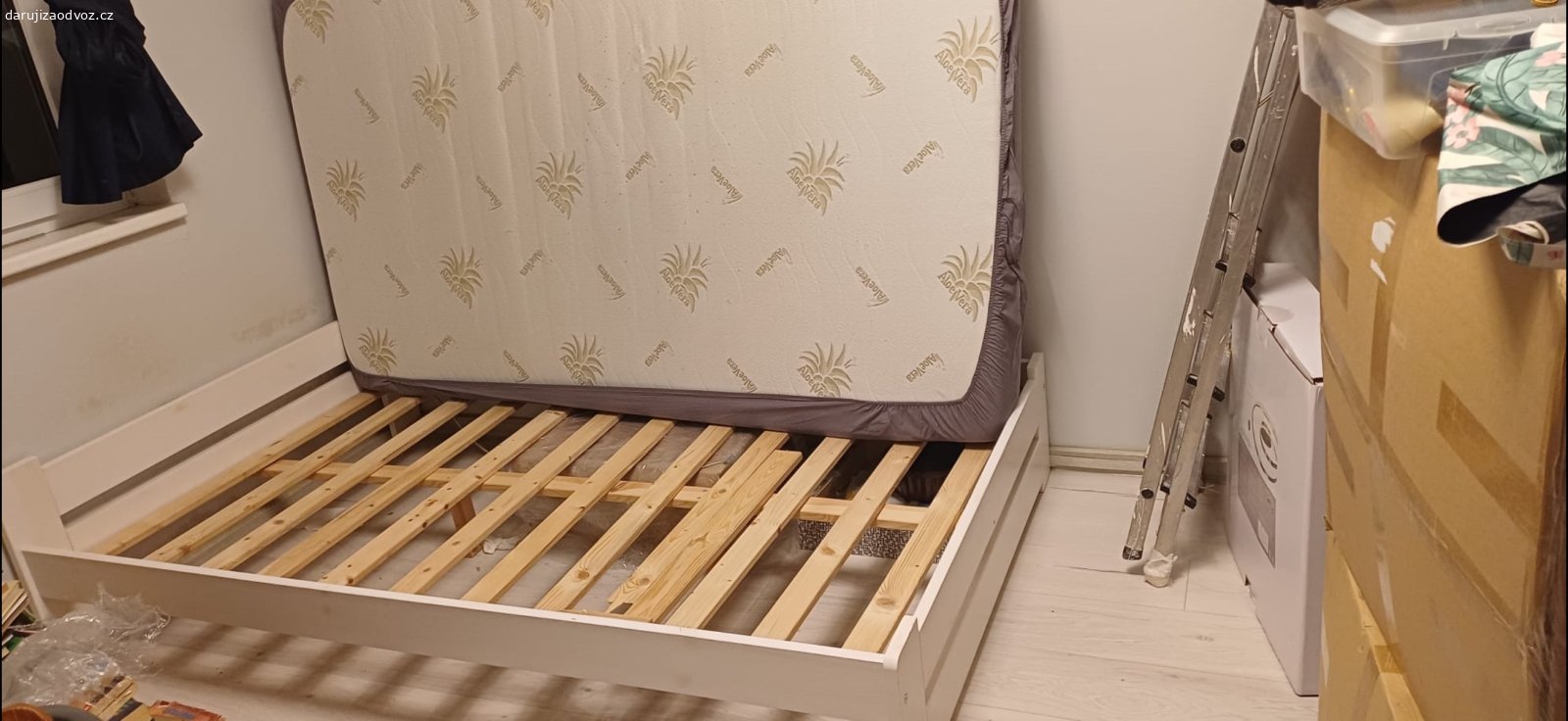 Matrace + postel 120 cm. dobrý den,
za odvoz daruji rozloženou postel (cca 4 díly) + matraci (120 cm) a rošt. jediný defekt má rošt, jež má prasklou jednu šprycli. 
postel je třeba si vynést z 1 podzemního podlaží a matraci z druhého nadzemního. 
možno si dojet ve všední den od 17:30 do 22:00.