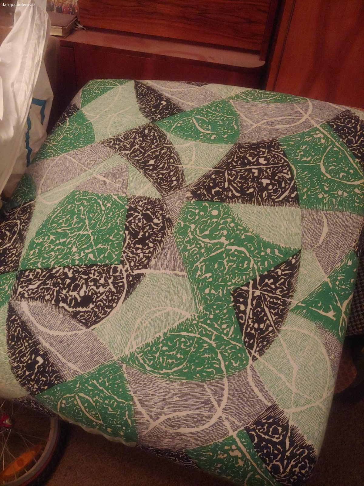 Matrace. Daruji třeba pro psy do boudy.
90x63 cm, 13 cm, červená 3x
42x63 cm, 13 cm, červená 3x
cca 64x78 cm, 10 cm, vločky 6x
cca 90x86 cm, 15 cm, zelenočerná 2x
předání Vyškov.