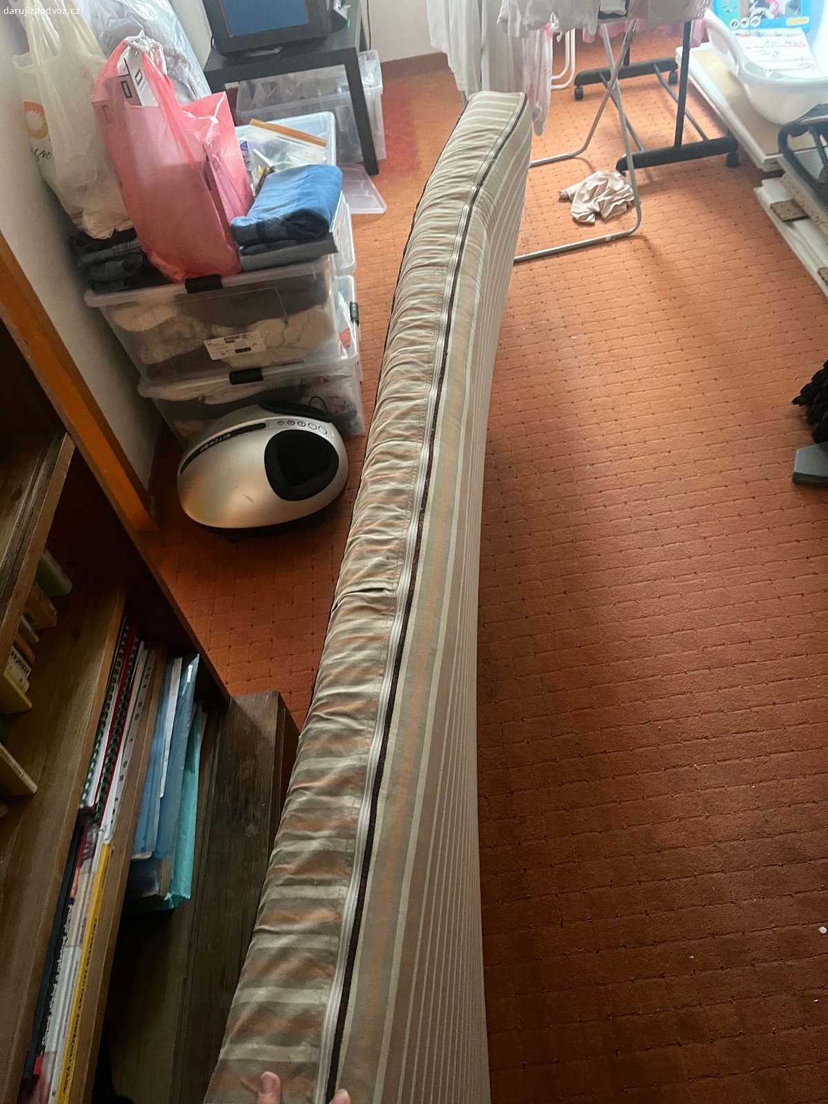 Matrace. Daruji za odvoz matraci. Povlak je na zip a jde sundat. Matrace byla vždy doma a nikde neležela, takže krom pár skvrn je v dobrém stavu. Dobré na přespávání pro návštěvu.