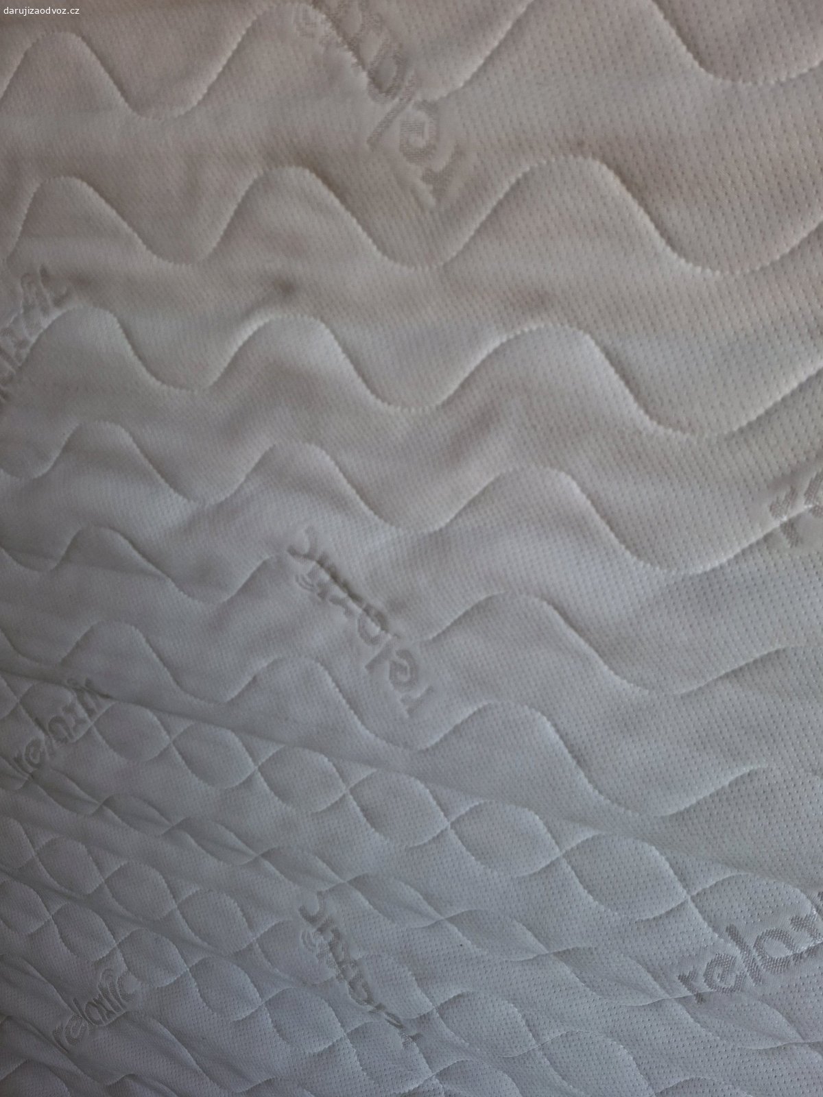 Matrace. Daruji 2 matrace klasických rozměrů 90x200 cm. Jedna je proleželá, druhá poměrně ok.