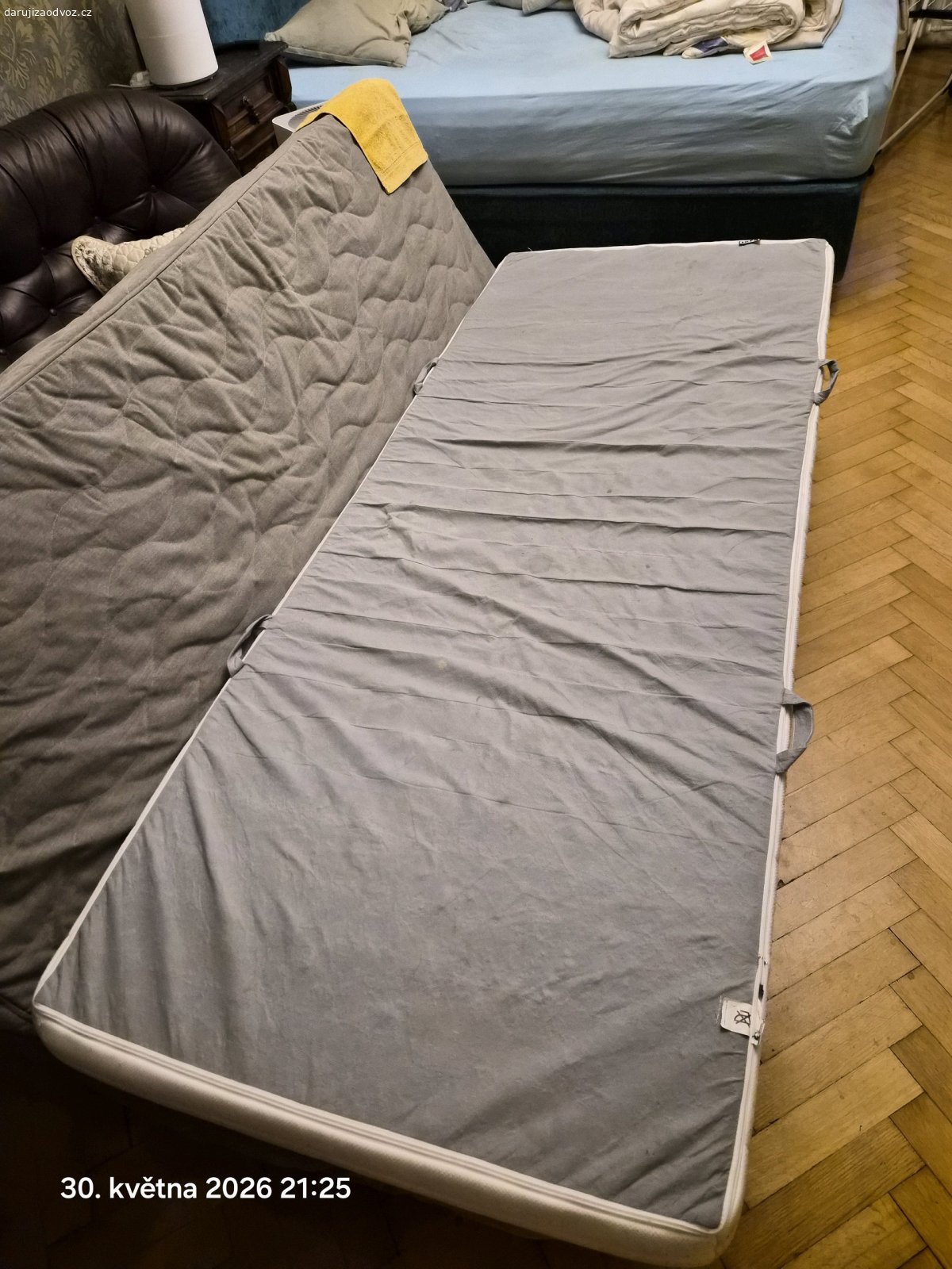 Matraci. Dám za odvoz matraci,výška 10cm, pratelný potah na zip. Pište SMS na tel.