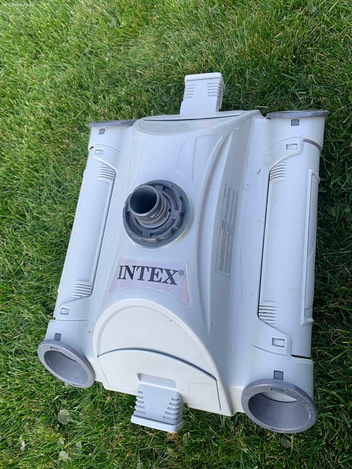Mechanický robot na čištění bazénu INTEX. Mechanický robot na čištění bazénu INTEX