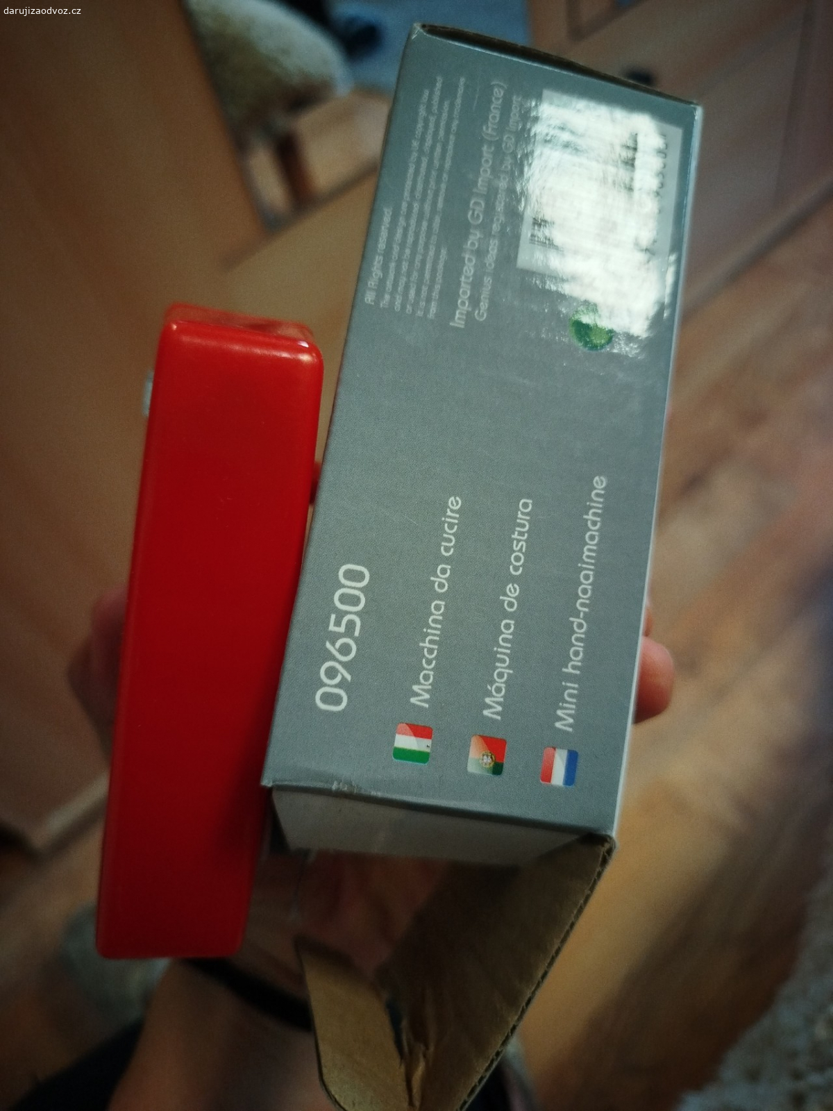 mechanický šicí stroj. ruční, mechanický šicí stroj, sešívá dvě látky k sobě