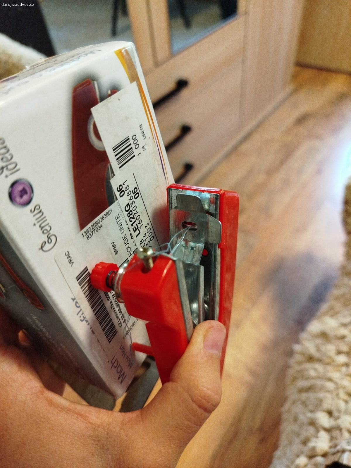 mechanický šicí stroj. ruční, mechanický šicí stroj, sešívá dvě látky k sobě