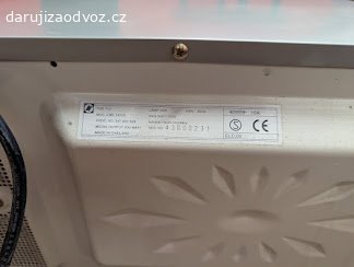 Mikrovlnná trouba Electrolux EME 1– na opravu. Daruji za odvoz mikrovlnnou troubu Electrolux EME 1925S. Funguje, ale po nějaké
době provozu začne jiskřit v místě kovové (slídové) destičky uvnitř – píšu to
rovnou, ať víte do čeho jdete. Nejspíš stačí vyměnit slídovou krytku vlnovodu
(levný náhradní díl), takže ideální pro kutila, na opravu nebo na náhradní díly
(magnetron, transformátor, motorek talíře). Do opravy ji nepoužívejte.

• Značka / model: Electrolux EME 1925S (typ T17)
• Mikrovlnný výkon: 800 W (max. příkon 1250 W, 230 V)
• číselné ovládání, programy Auto Defrost / Auto Cook, hodiny
• Barva: stříbrná
• Kosmeticky zachovalá, čistá
• Stav: FUNKČNÍ s vadou – po chvíli jiskří u slídové destičky (viz výše)

Na fotkách přesně to, co dávám.

Vyzvednutí osobně – Praha 13 (Hostinského), všední dny mezi 9-19.
Pište pouze SMS a rovnou kdy se můžete zastavit.