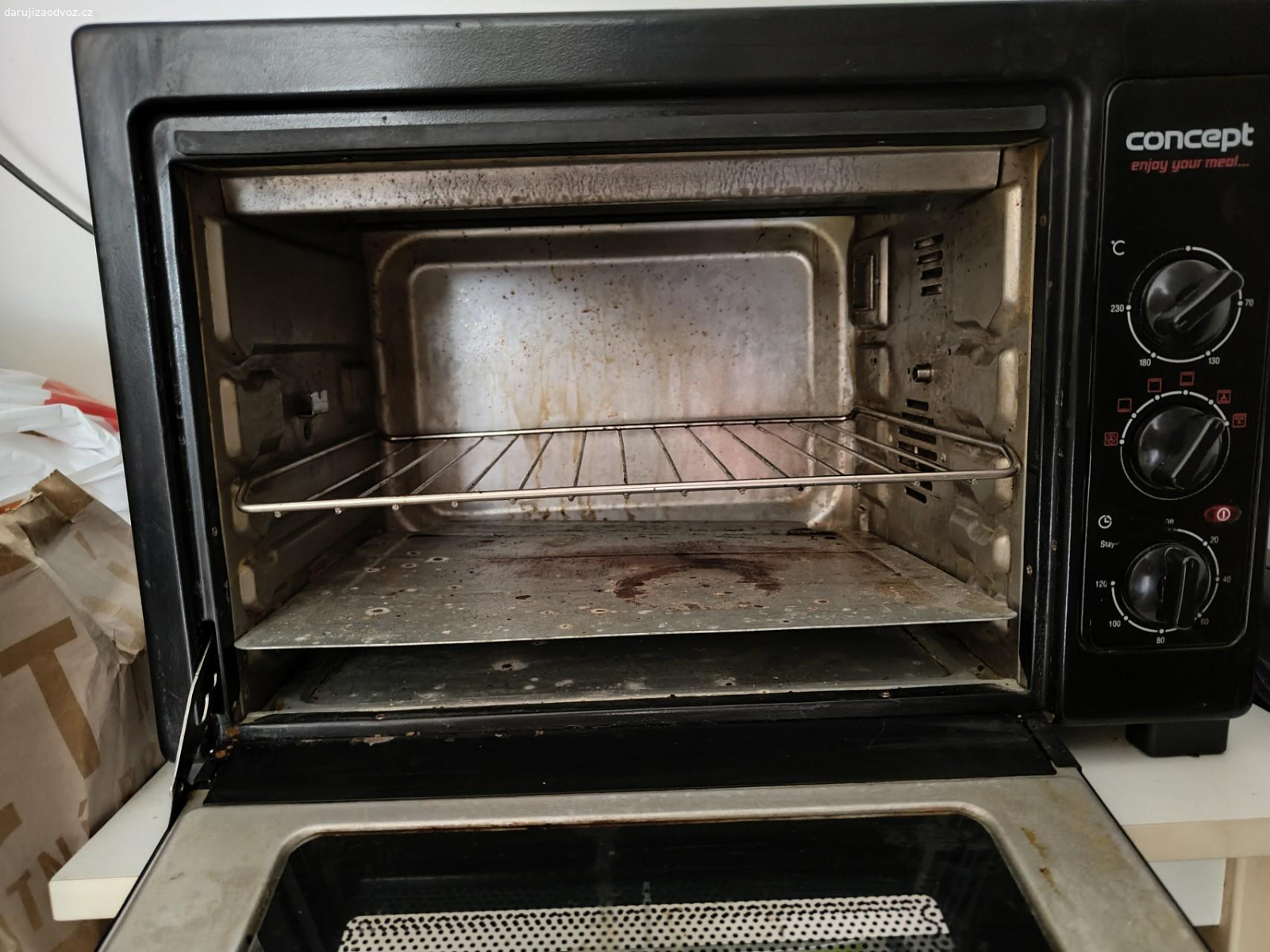 Mini trouba. Funkční, ale občas blbne spodní ohřev. Časovač někdy zlobí (nevypne se nebo necinkne). Je potřeba vyčistit.