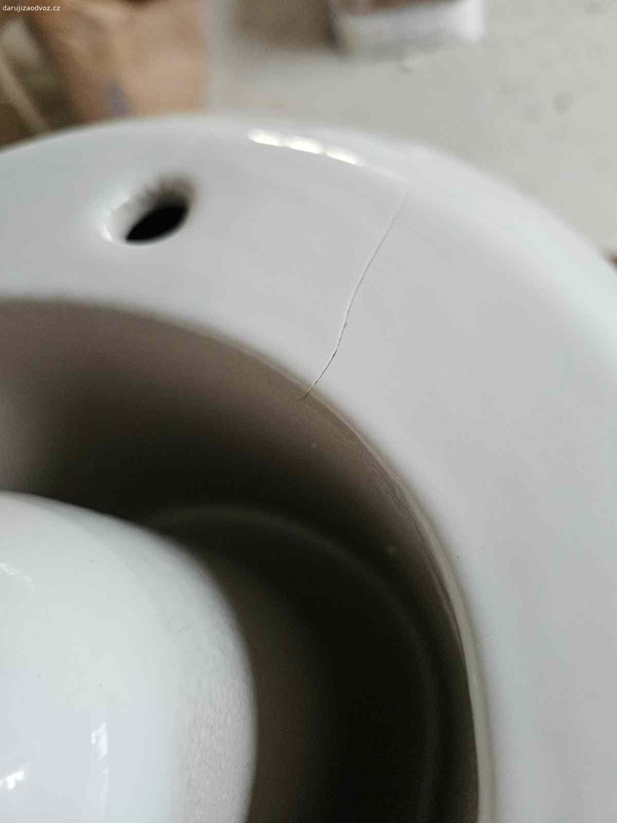 Mísa. za odvoz nabízím závěsné wc Ravak (https://www.siko.cz/wc-zavesne-ravak-uni-chrome-rimoff-zadni-odpad-x01535/p/X01535?gad_campaignid=12975853354) na pohledové části je prasklina, uvnitř wc prasklinu nevidím (viz. foto)