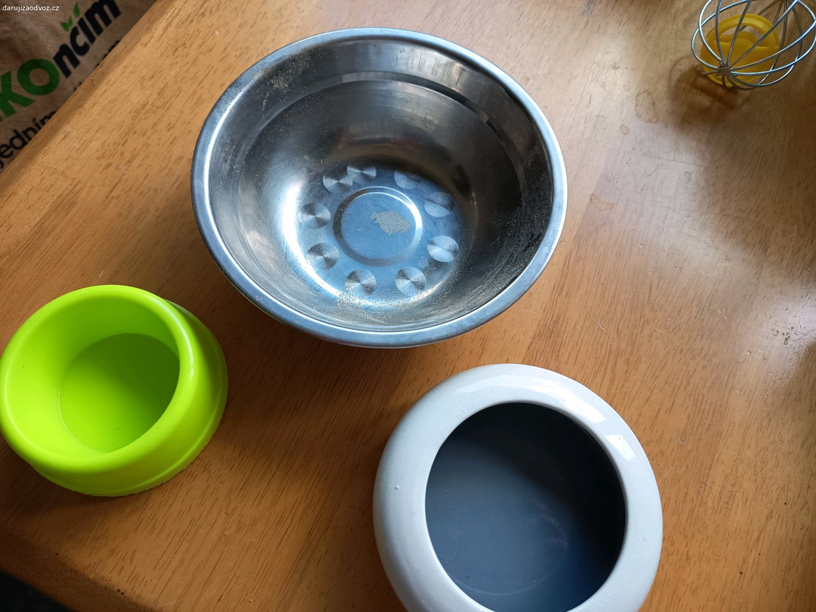 misky, pítka, brašna , koule. brašna na malého pejska, koule pro křečka, morče ,misky