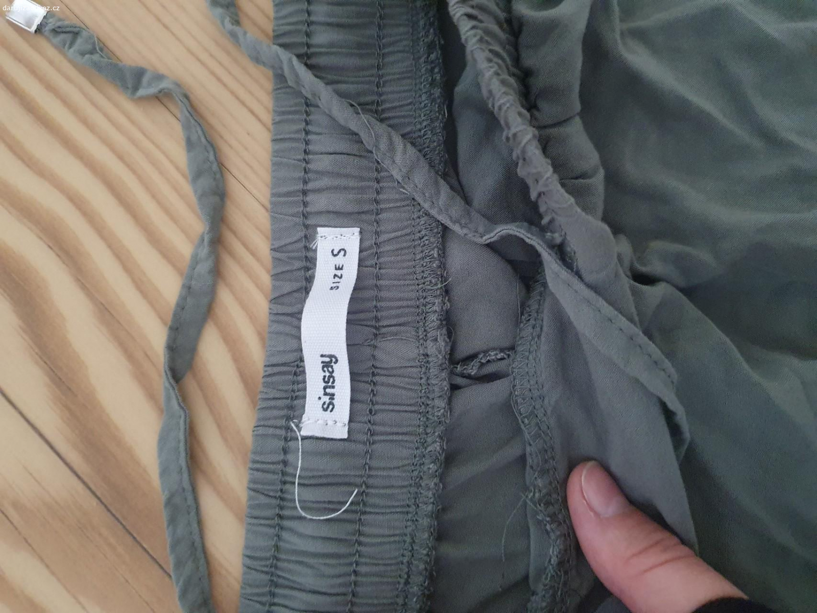 Mix dámské oblečení. Sukně M, Lehké kalhoty kratší S a svetr oversized S, lezou z něj nitky viz foto.