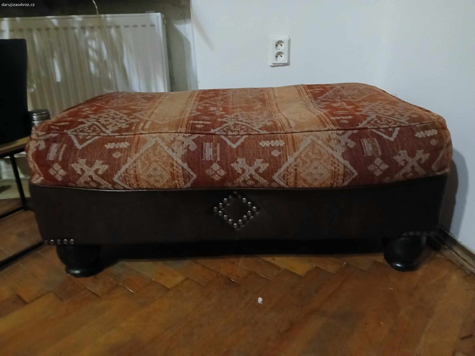 mix nábytku. daruji nábytek knihovna, křeslo a lenoška, vlastní odvoz. V případě zájmu pište prosím SMS