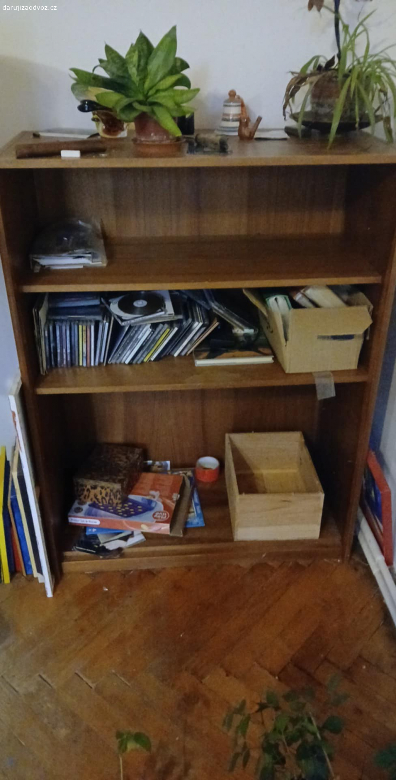 mix nábytku. daruji nábytek knihovna, křeslo a lenoška, vlastní odvoz. V případě zájmu pište prosím SMS