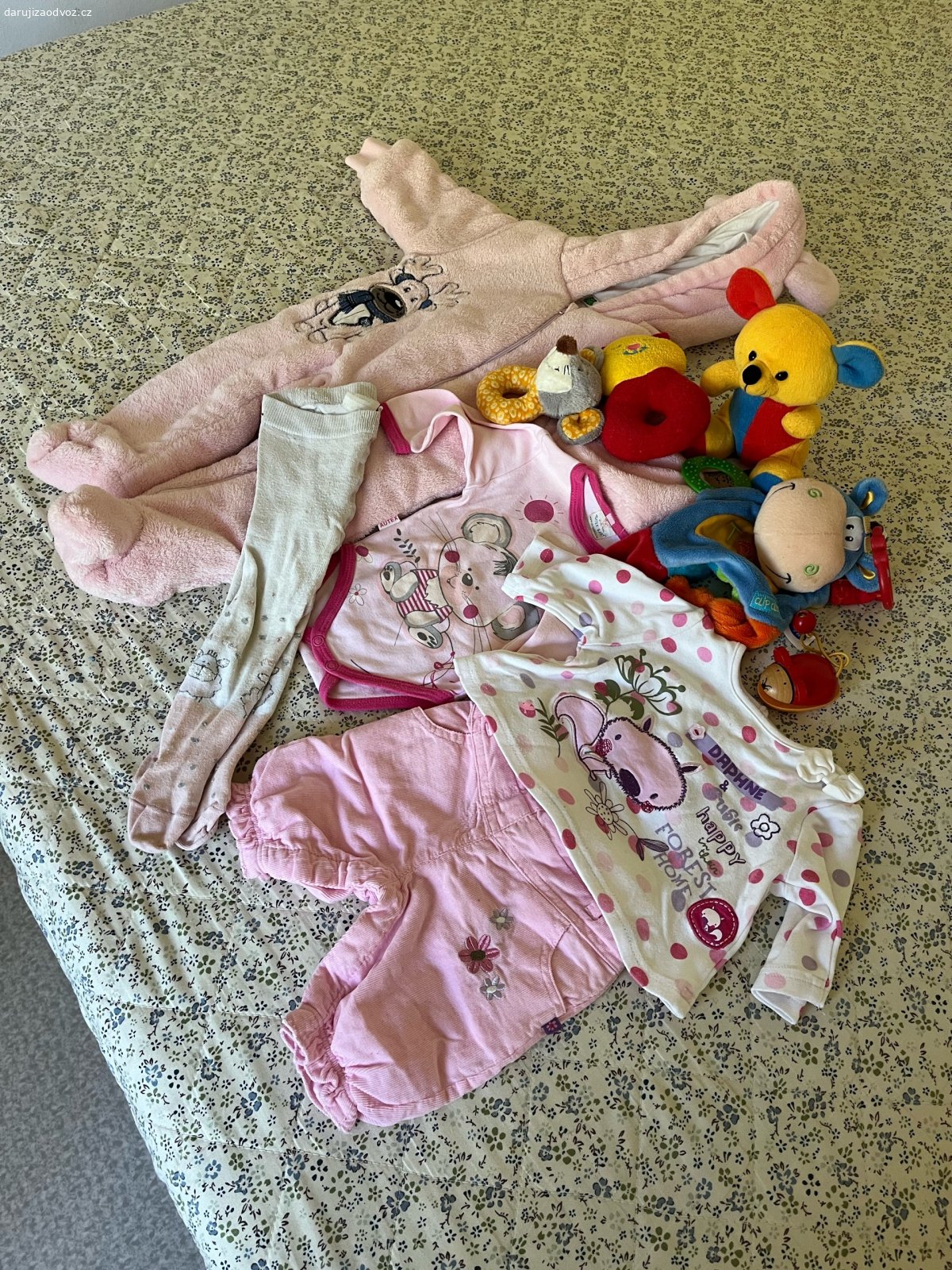 mix oblečení na mimi od nula roků. •daruji mix nádherného oblečení na mimi od nula roků :)
•overal je tak cca od půl  roku 
•hračky plyšové od nula roků
•vše skoro jak nové
vše jen za poštovné které si zařídí kupující jen mi pošle kód od dopravce a já zabalím a pošlu