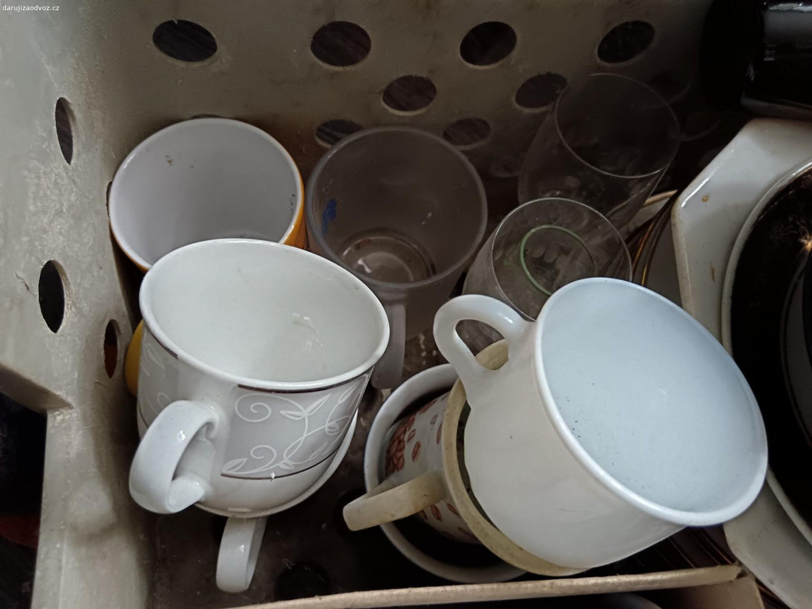 Mix porcelánu/skla. Daruji mix přebytečného porcelánu a skla. 
Talířky, podšálky, hrníčky, skleničky ..) osobní odběr