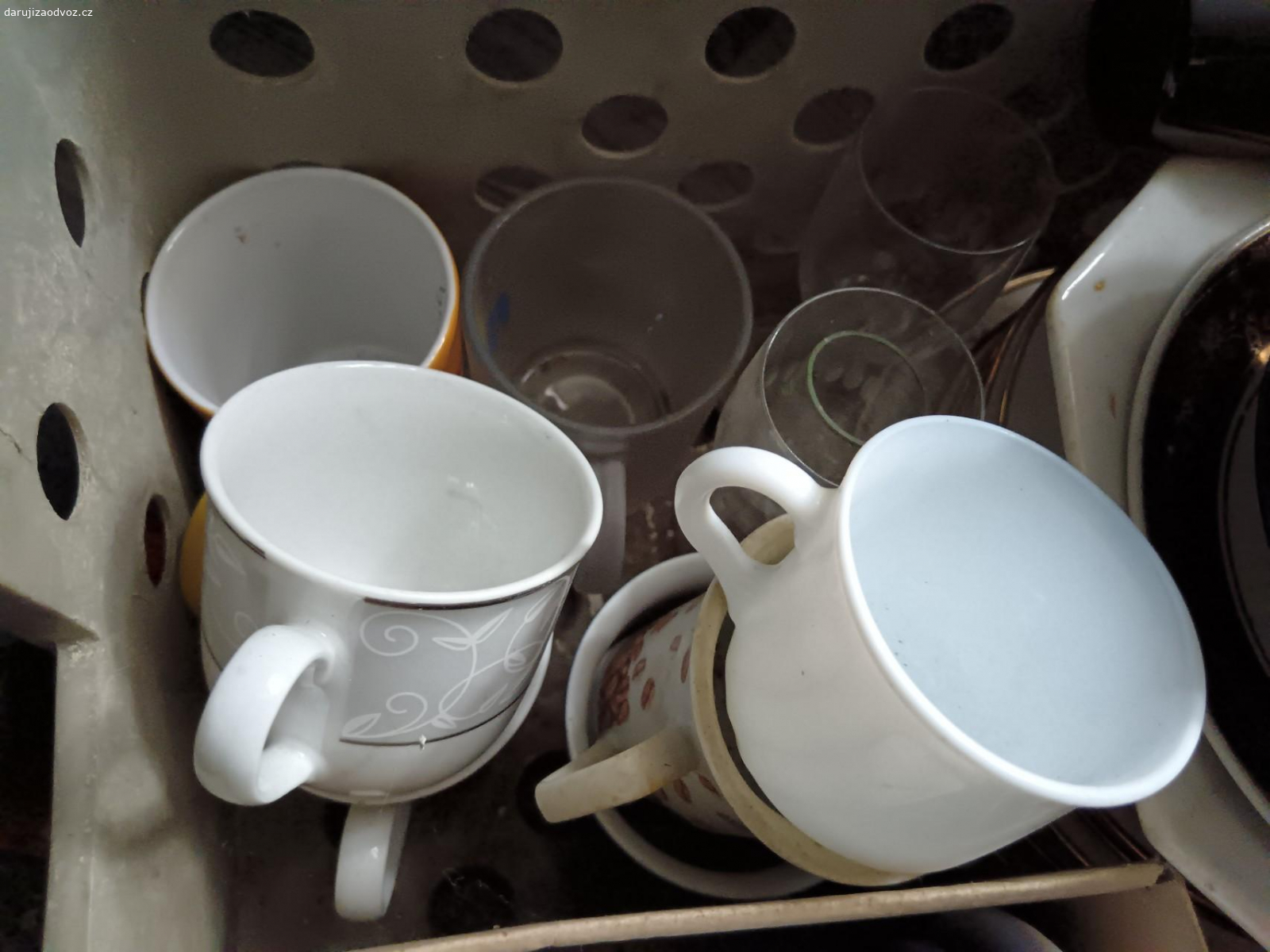 Mix porcelánu/skla. Daruji mix přebytečného porcelánu a skla. 
Talířky, podšálky, hrníčky, skleničky ..) osobní odběr