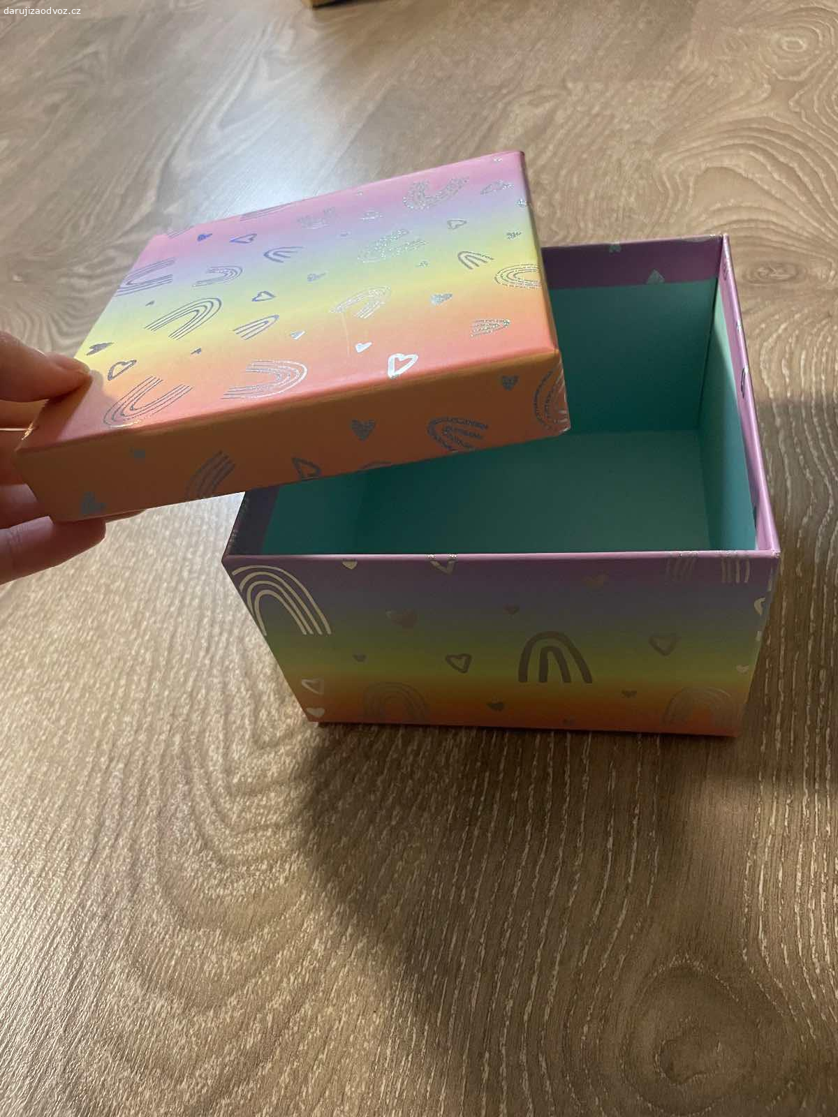 Mix. Nevezu, neposilam. Prednost ma ten, kdo si vezme vice veci a rychleji.