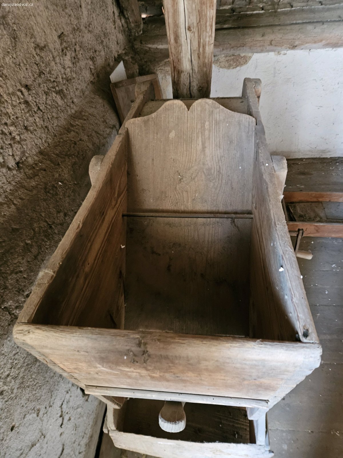 Čistička obilí. Historický kousek, poměrně zachovalý a mechanicky funkční. Je mi líto ho zničit, takže ho nechám zdarma tomu pro koho může mít hodnotu. Je nutno ho snést z půdy (pomohu). Odvoz vlastní.