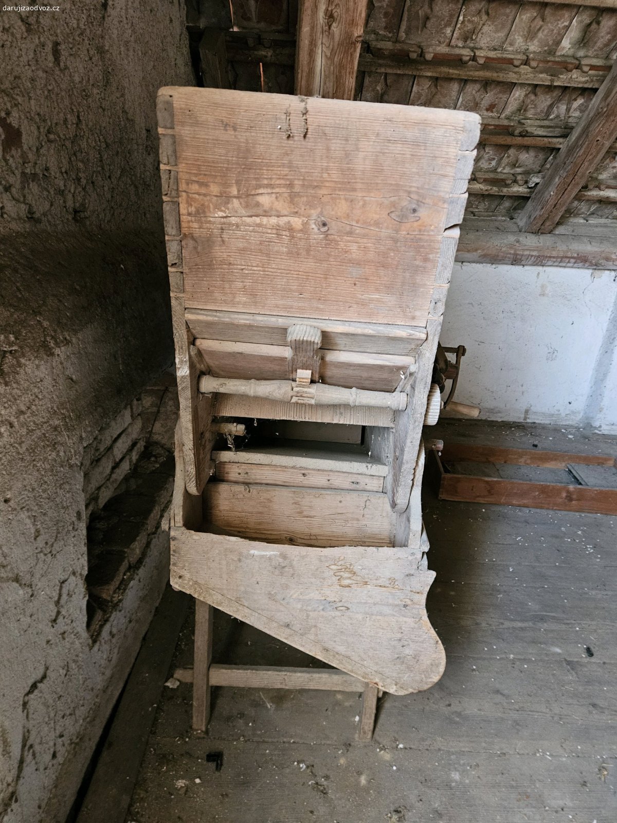 Čistička obilí. Historický kousek, poměrně zachovalý a mechanicky funkční. Je mi líto ho zničit, takže ho nechám zdarma tomu pro koho může mít hodnotu. Je nutno ho snést z půdy (pomohu). Odvoz vlastní.