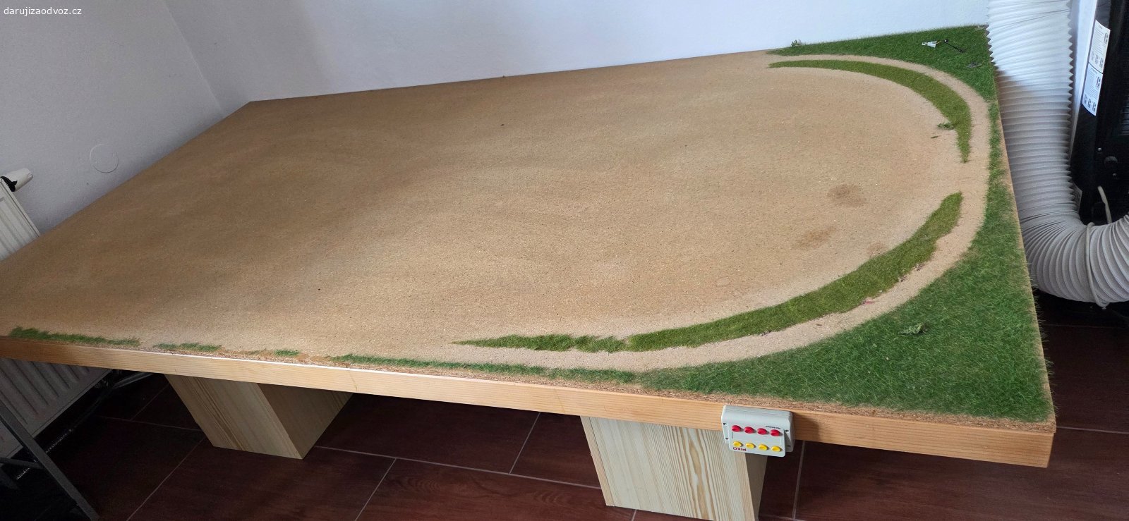 Modelářský stůl. Daruji na míru vyrobený modelářský stůl za odvoz a vystěhování z 1.patra rodinného domu. Stůl byl určený na stavbu dráhy pro mašinky. Velikost 220x120. Výška 56cm, nastavitelná o +/- 6cm.