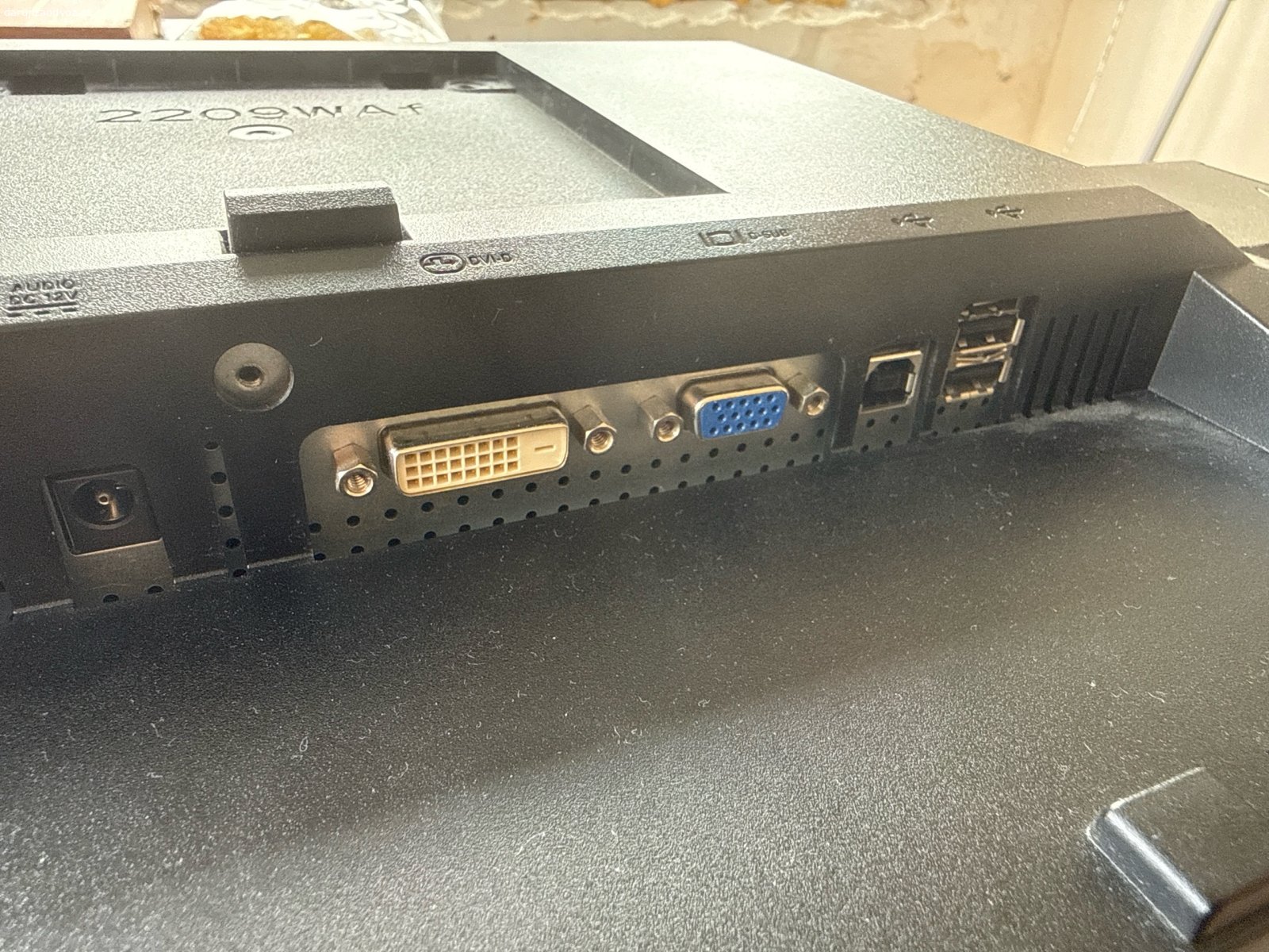 Monitor DELL 2209WAf. Monitor je použitý, sundaný z držáku VESA 100 X 100, plně funkční, bez stojanu, úhlopříčka 22”, USB hub, connectivita DVI-D, D-SUB, 4x USB 2.0, součásti napájecí kabel 230 V. Nativní rozlišení: 1680x1050, Doba odezvy: 5 ms, Velikost bodu: 0,282, Úhly pohledu: 178/178. Váha 7,9 kg.