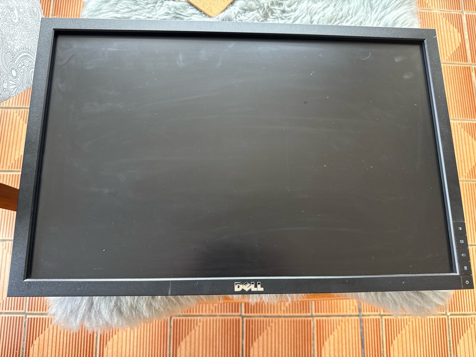 Monitor DELL 2209WAf. Monitor je použitý, sundaný z držáku VESA 100 X 100, plně funkční, bez stojanu, úhlopříčka 22”, USB hub, connectivita DVI-D, D-SUB, 4x USB 2.0, součásti napájecí kabel 230 V. Nativní rozlišení: 1680x1050, Doba odezvy: 5 ms, Velikost bodu: 0,282, Úhly pohledu: 178/178. Váha 7,9 kg.